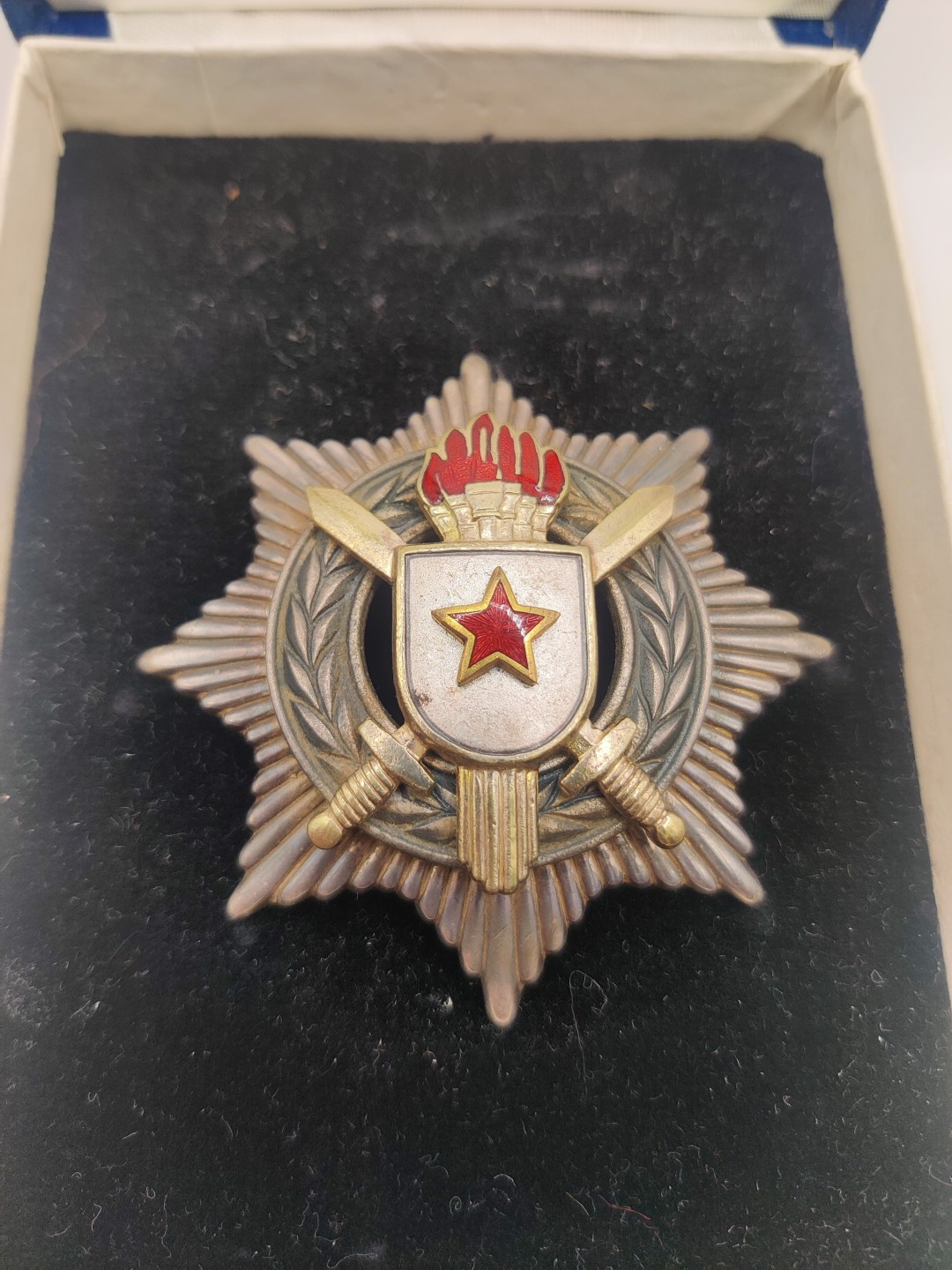 第七期 全场0元起拍 咸鱼国勋章拍卖专场 10月23日（周日）下午6：00开始 南斯拉夫军事功勋勋章 （六火炬版）