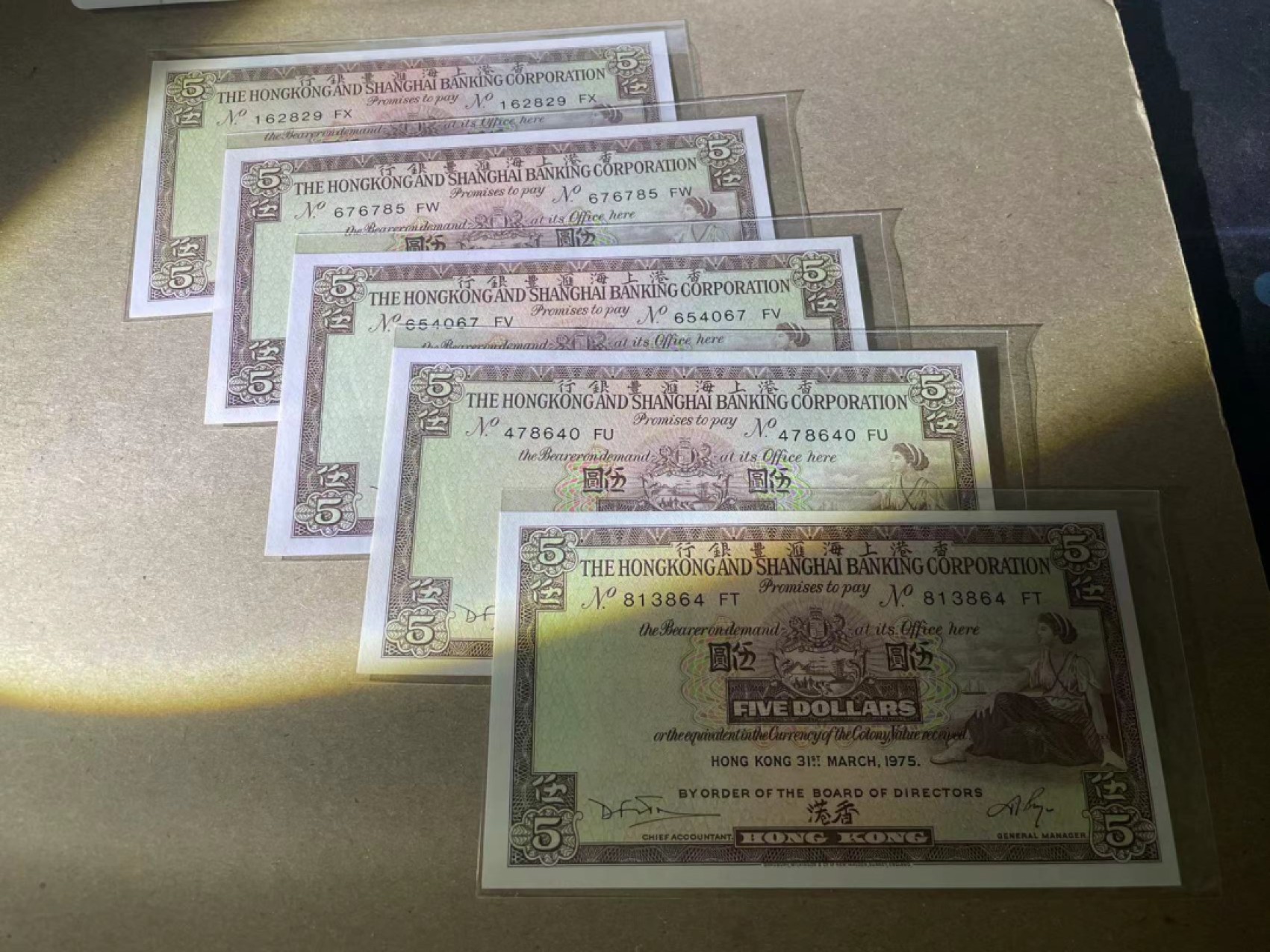 【Blue Auction】✨世界纸币精拍第237期  【一组20张不同冠号 FC,FZ,FY,FM...FP 包含333豹子号】香港 1975年5元 除3张有折和黄外均全新UNC