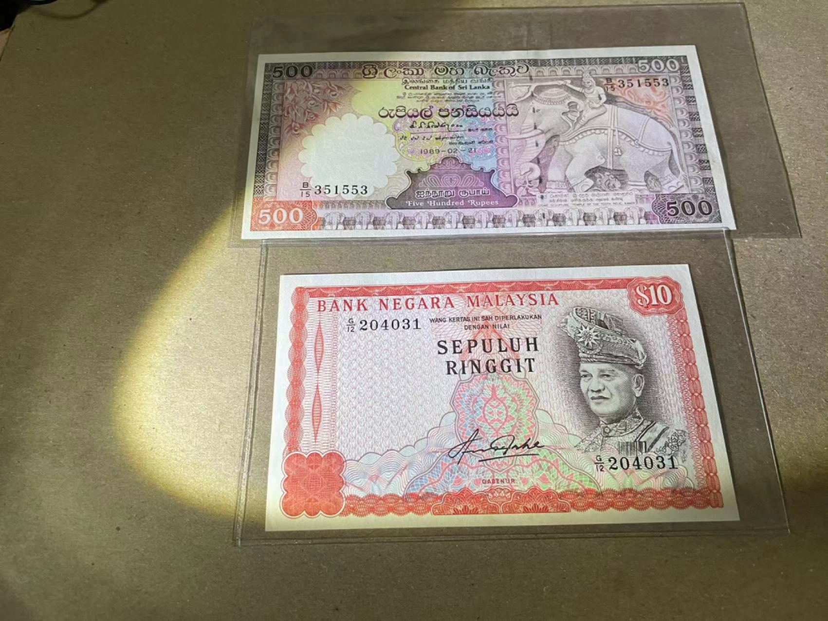 【Blue Auction】✨世界纸币精拍第237期  【一组2张】斯里兰卡 1989年500卢比 UNC-荧光斑&马来西亚 10林吉特 UNC- 角折及荧光斑