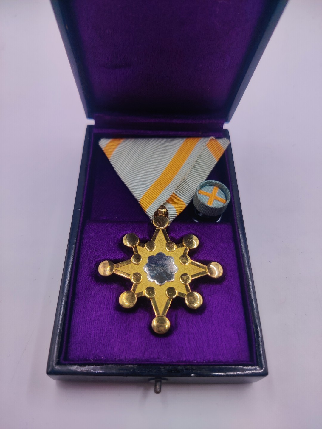 第七期 全场0元起拍 咸鱼国勋章拍卖专场 10月23日（周日）下午6：00开始 牢记历史勿忘国耻  极美品 战时七等瑞宝章 银制带盒略 鎏金完美品