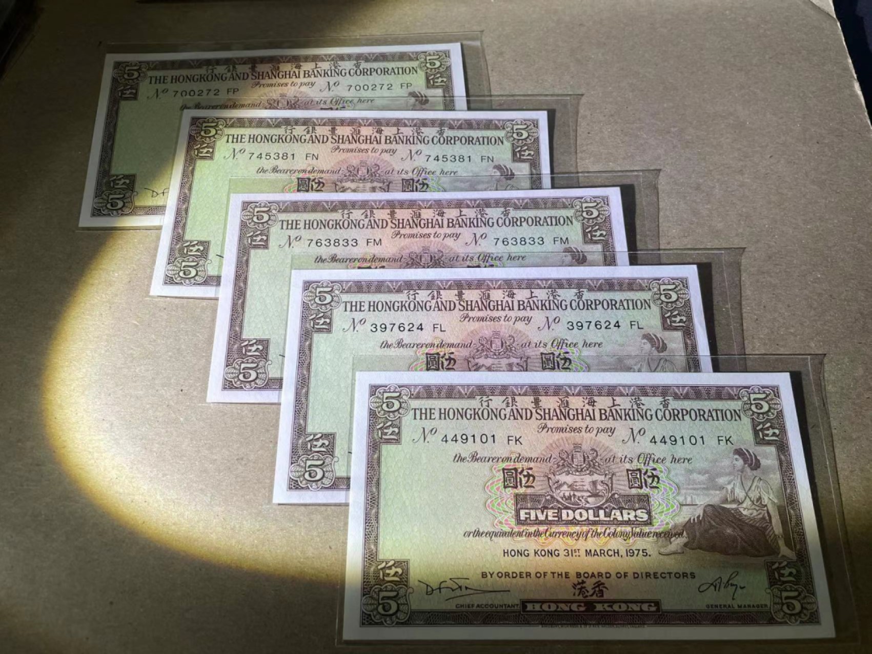 【Blue Auction】✨世界纸币精拍第237期  【一组20张不同冠号 FC,FZ,FY,FM...FP 包含333豹子号】香港 1975年5元 除3张有折和黄外均全新UNC