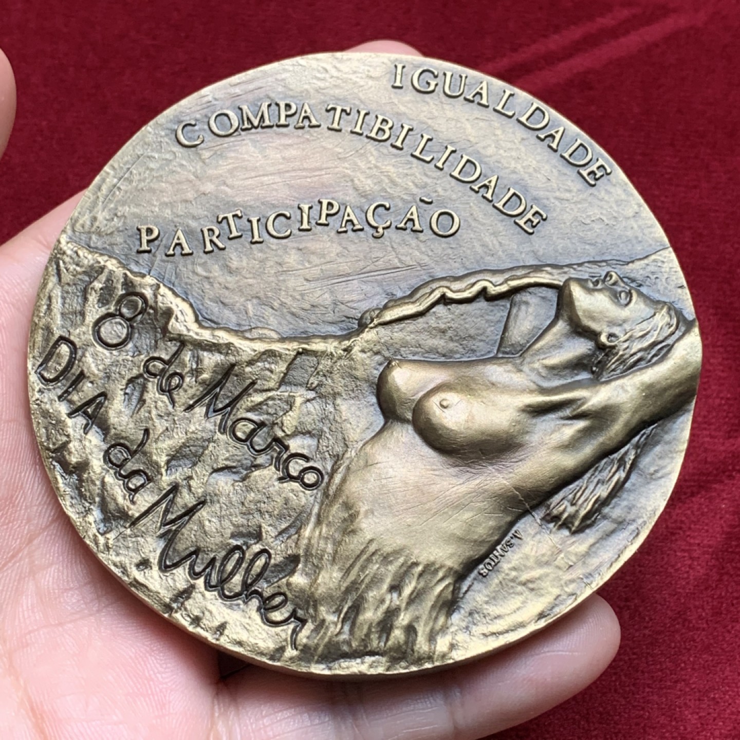 《竞宝斋》第107场-周日，周一 2场连拍（全场包邮） 1975年 葡萄牙 国际妇女年纪念大铜章，283.2克 89mm，高浮雕超大尺寸，厚重压手。女子高举双臂，抬头仰望，极富表现力