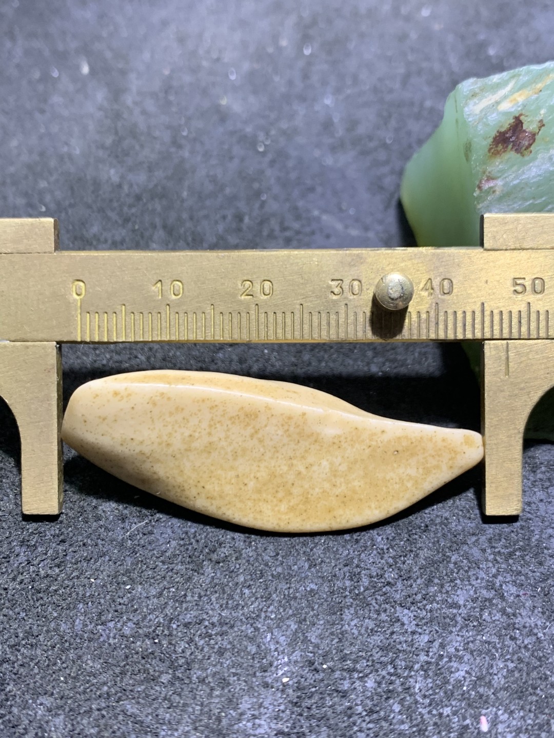 精美罕见新疆高玉化彩泥石原石把件（镇纸，摆件） 一块，