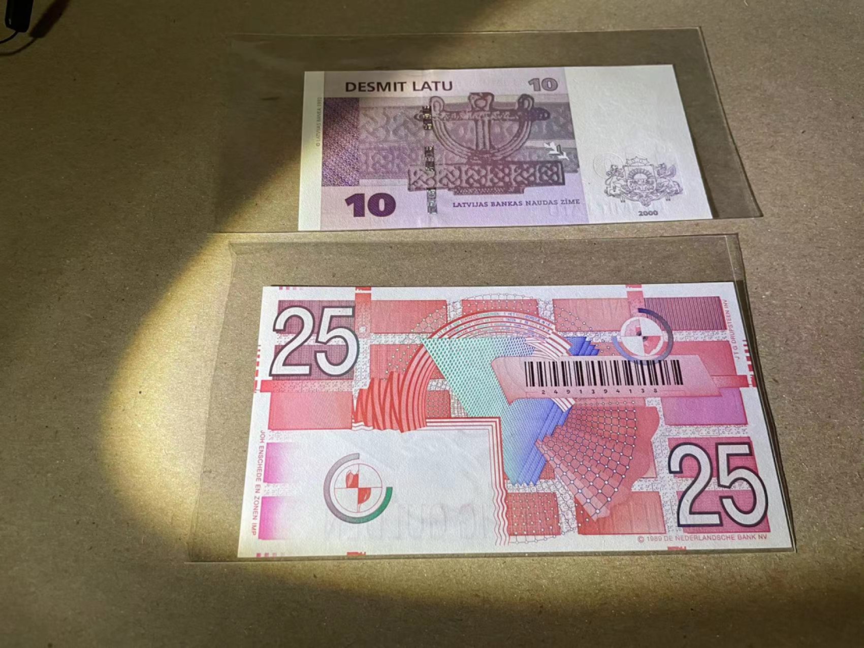 【Blue Auction】✨世界纸币精拍第237期  【一组2张】荷兰 25盾&拉脱维亚10拉图 均全新UNC