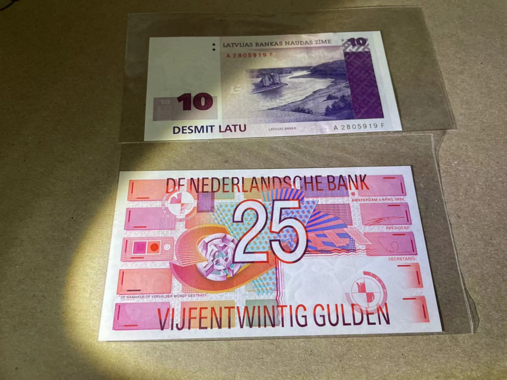【Blue Auction】✨世界纸币精拍第237期  【一组2张】荷兰 25盾&拉脱维亚10拉图 均全新UNC
