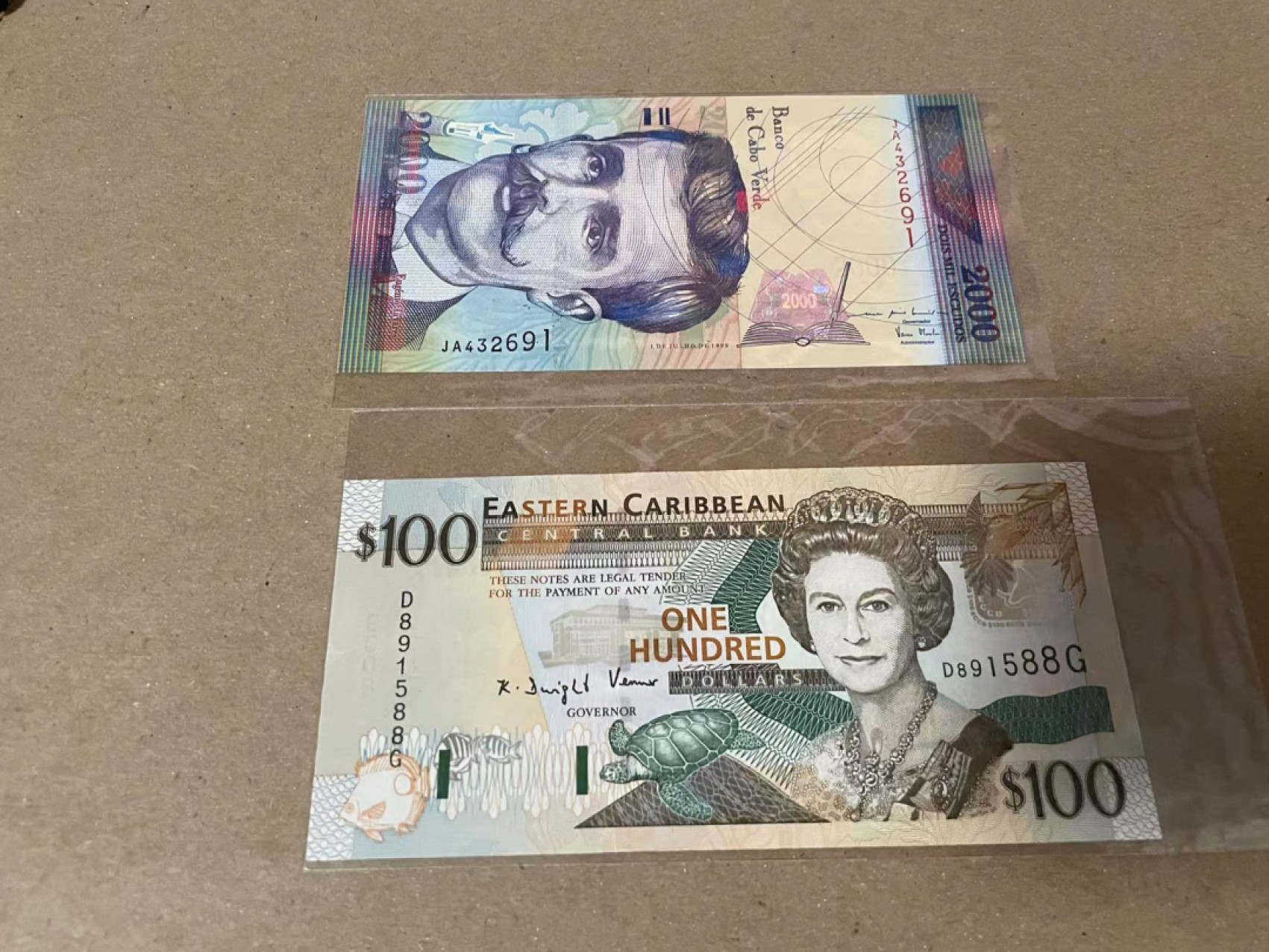 【Blue Auction】✨世界纸币精拍第237期  【一组2张】东加勒比100元 女王&佛得角 2000埃斯库多 均全新UNC