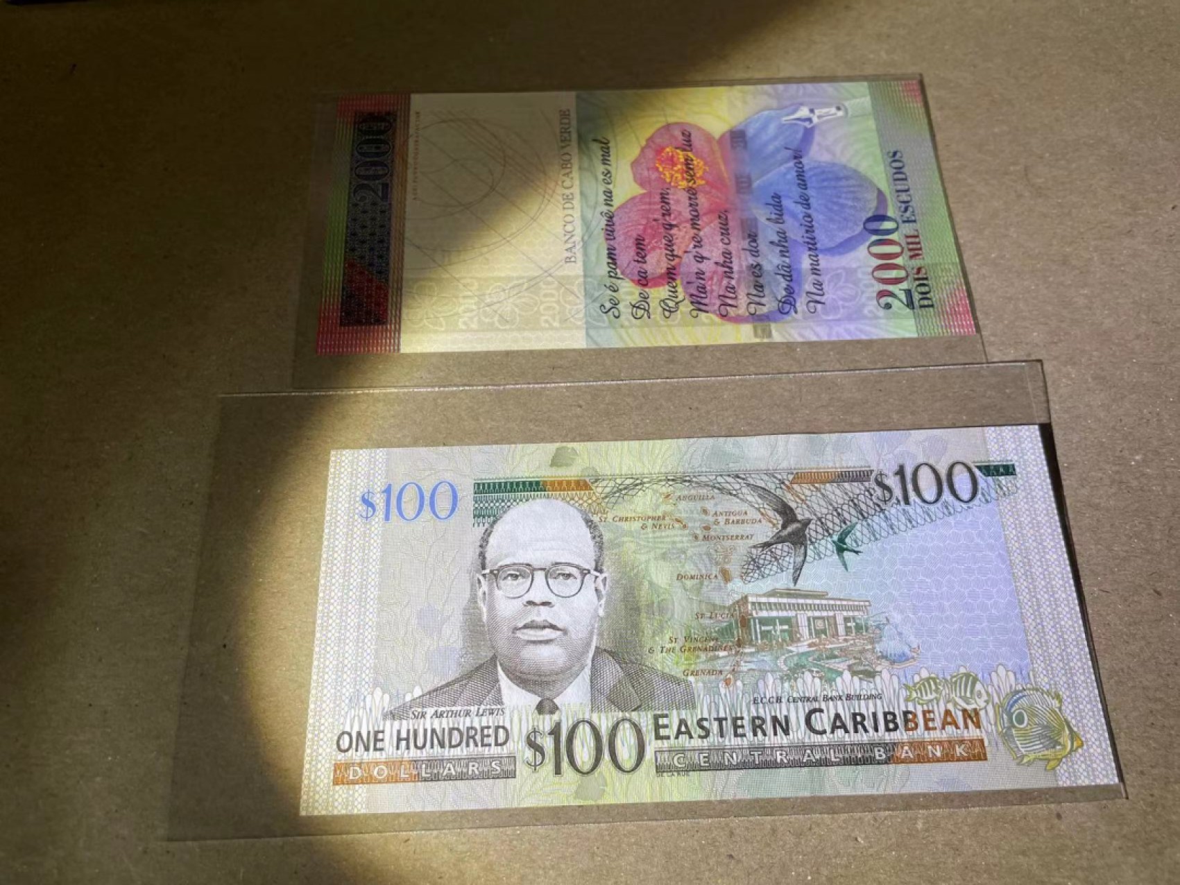 【Blue Auction】✨世界纸币精拍第237期  【一组2张】东加勒比100元 女王&佛得角 2000埃斯库多 均全新UNC