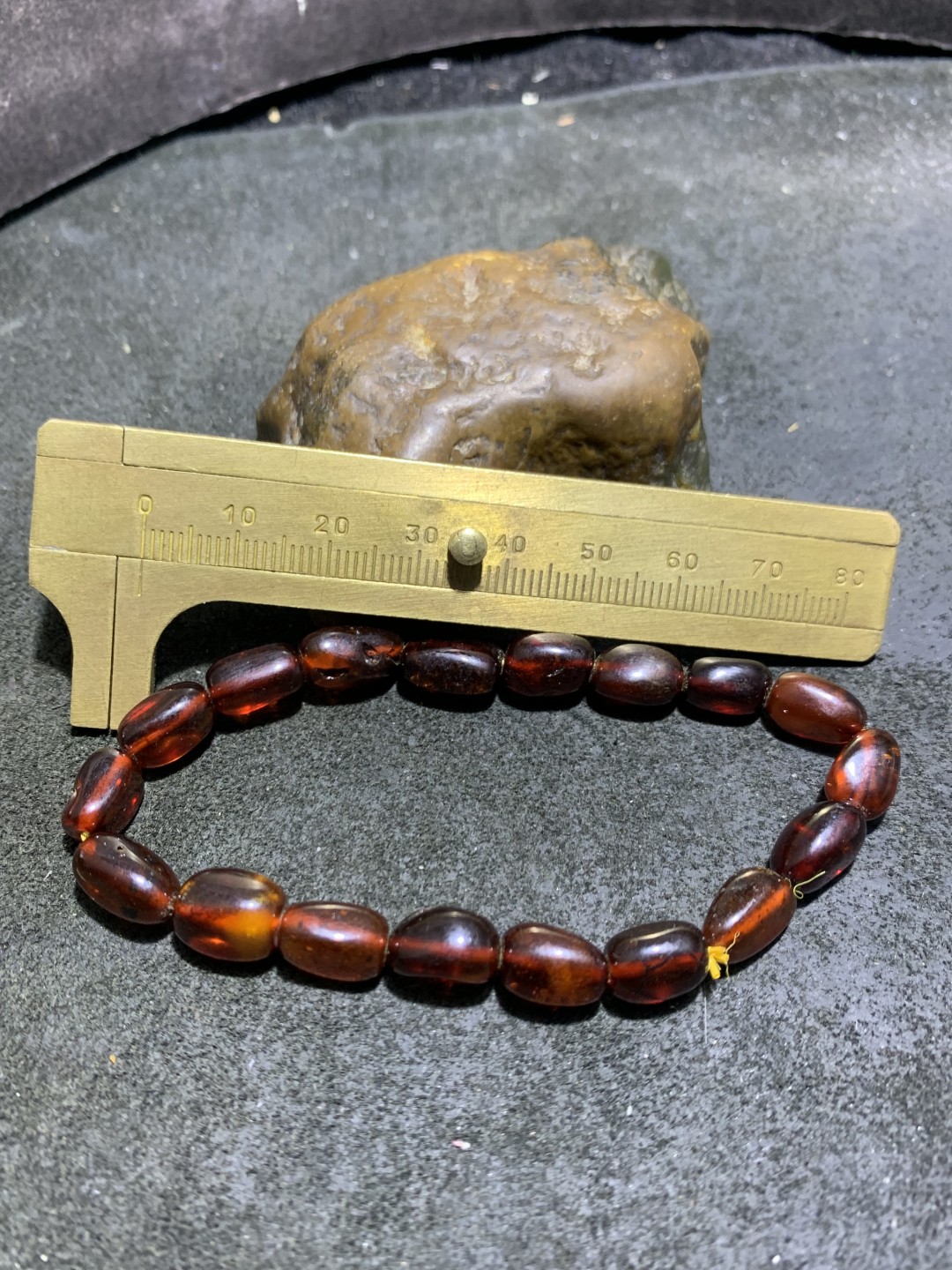 乌克兰血珀随形手串一条，