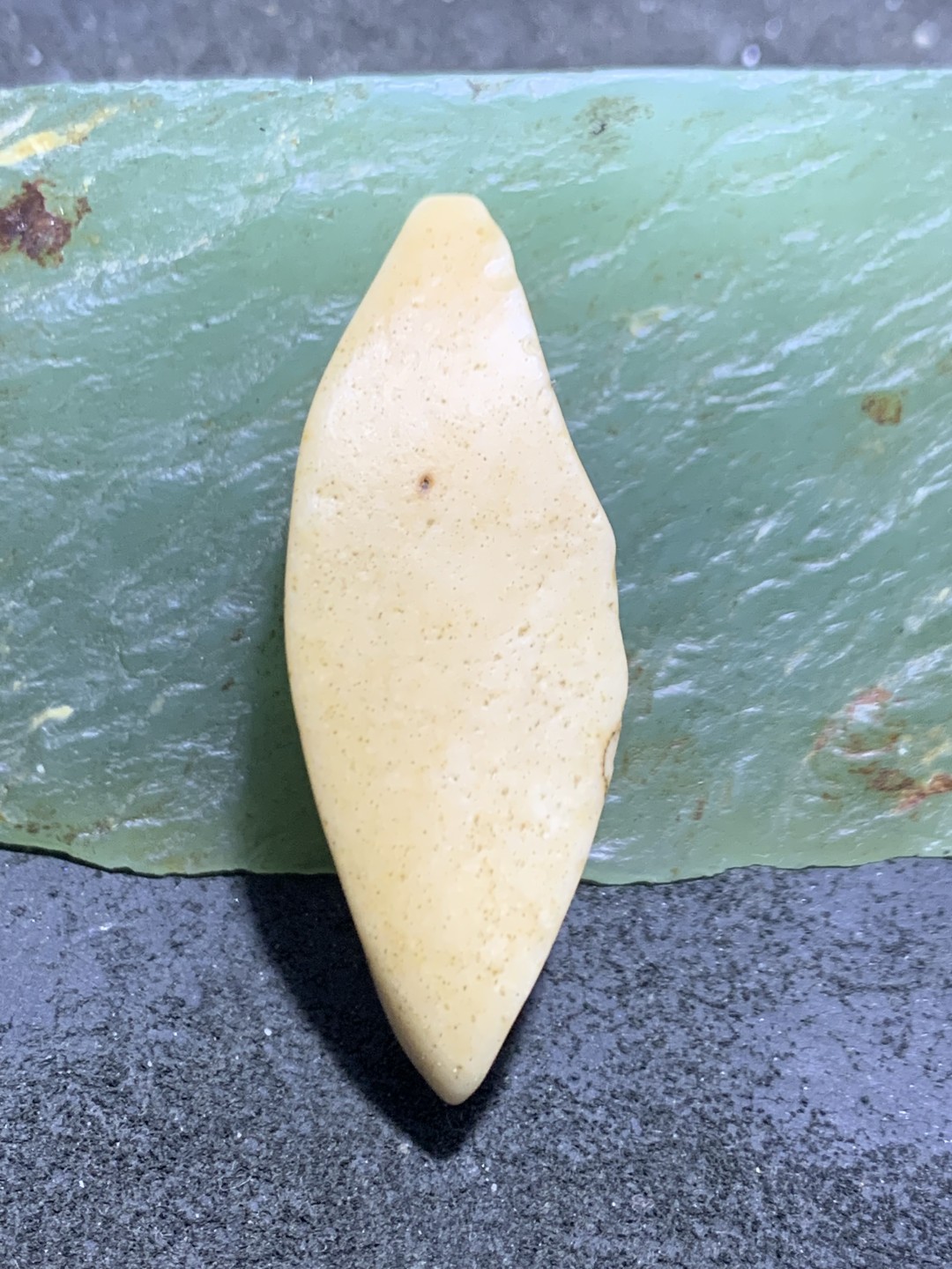 精美罕见新疆高玉化彩泥石原石把件（镇纸，摆件） 一块，