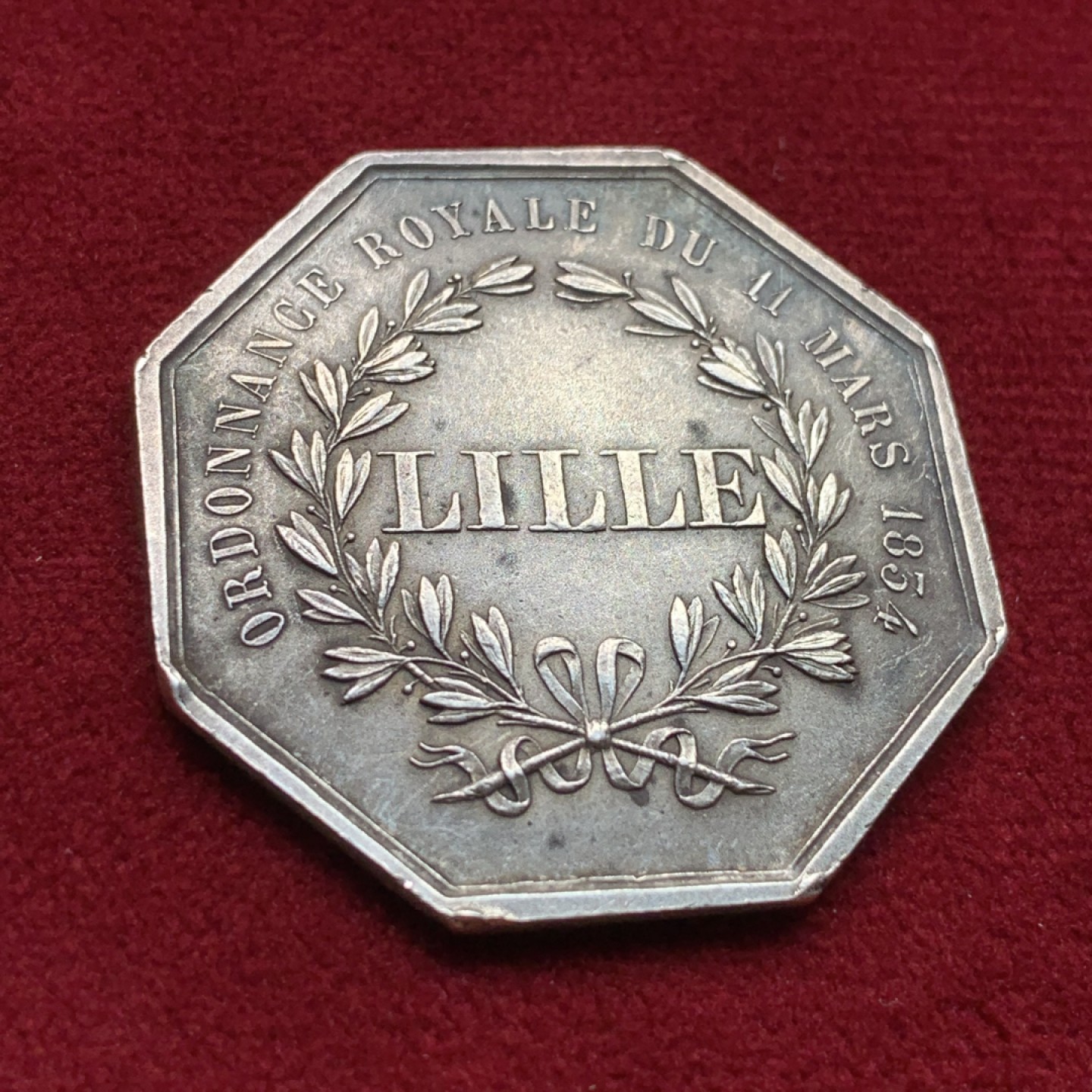 《竞宝斋》第107场-周日，周一 2场连拍（全场包邮） 法国 1834年 鸢尾花纹章大八角银质代币 丰饶角边铭 38.9mm对角直径 19克