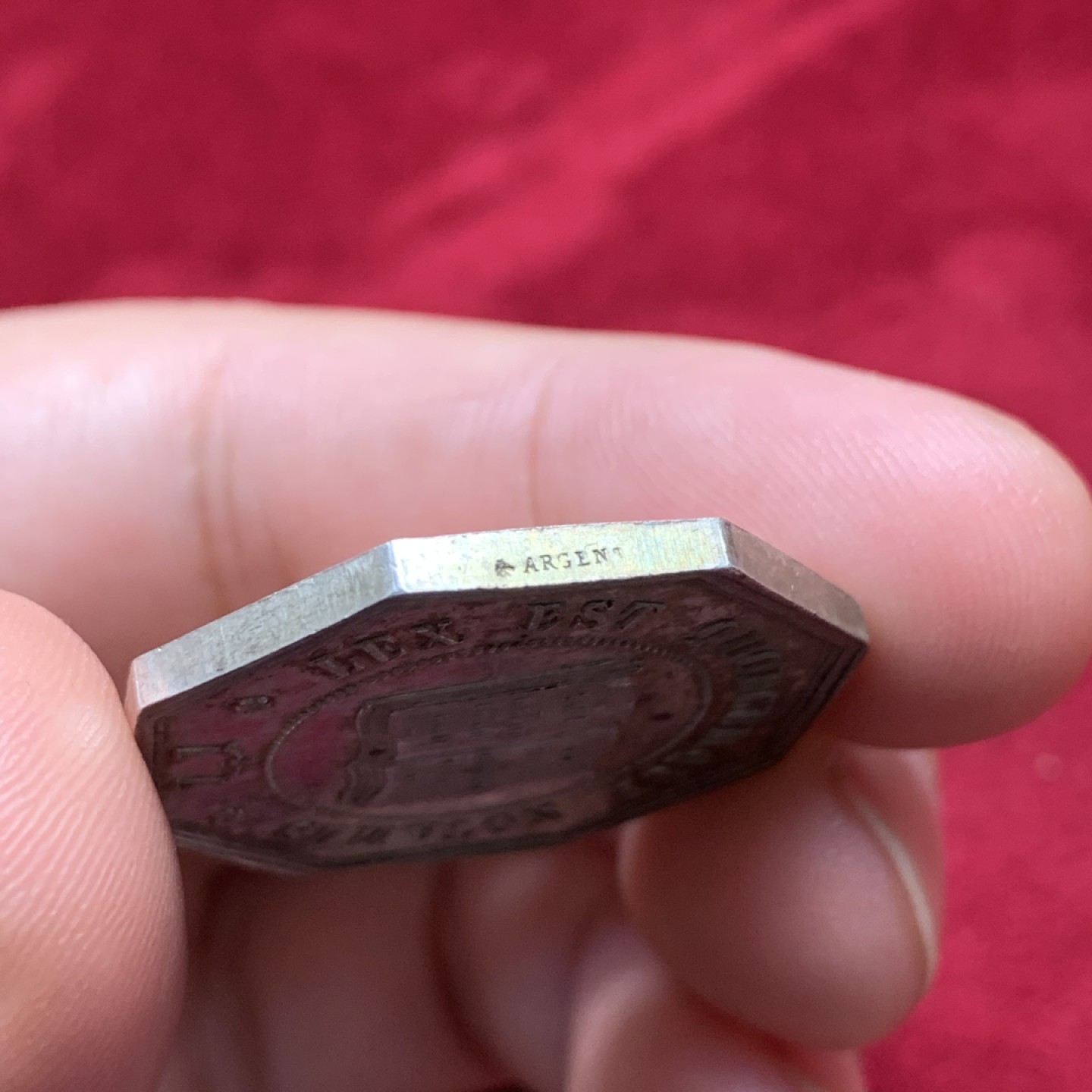 《竞宝斋》第107场-周日，周一 2场连拍（全场包邮） 法国 商会 公证人 银质八角代币 银标 对角32mm 12.2克 银标 光度好 早期蜜蜂边铭