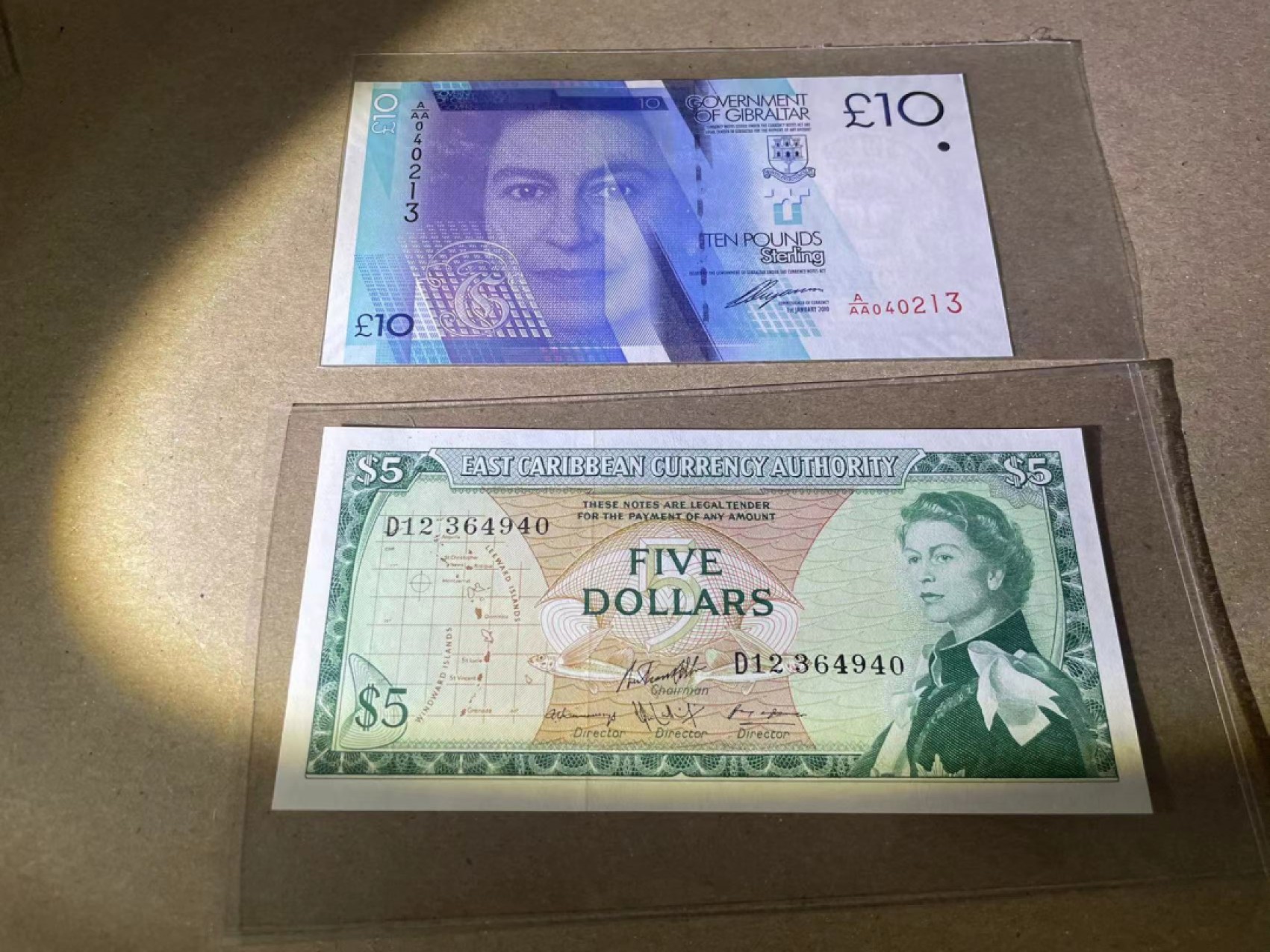 【Blue Auction】✨世界纸币精拍第237期  【一组2张】东加勒比 戎装女王5元&AAA冠直布罗陀10镑 均全新UNC