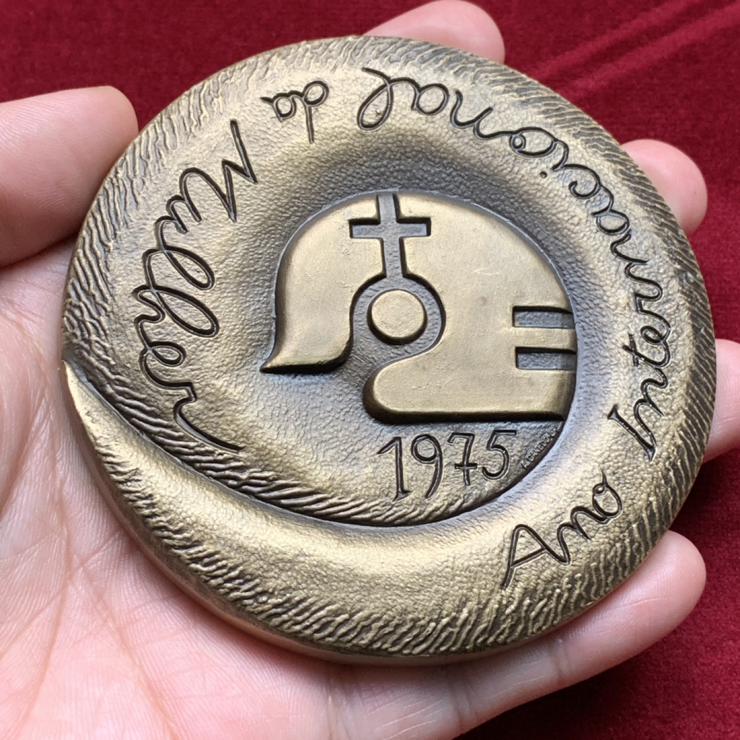 《竞宝斋》第107场-周日，周一 2场连拍（全场包邮） 1975年 葡萄牙 国际妇女年纪念大铜章，283.2克 89mm，高浮雕超大尺寸，厚重压手。女子高举双臂，抬头仰望，极富表现力