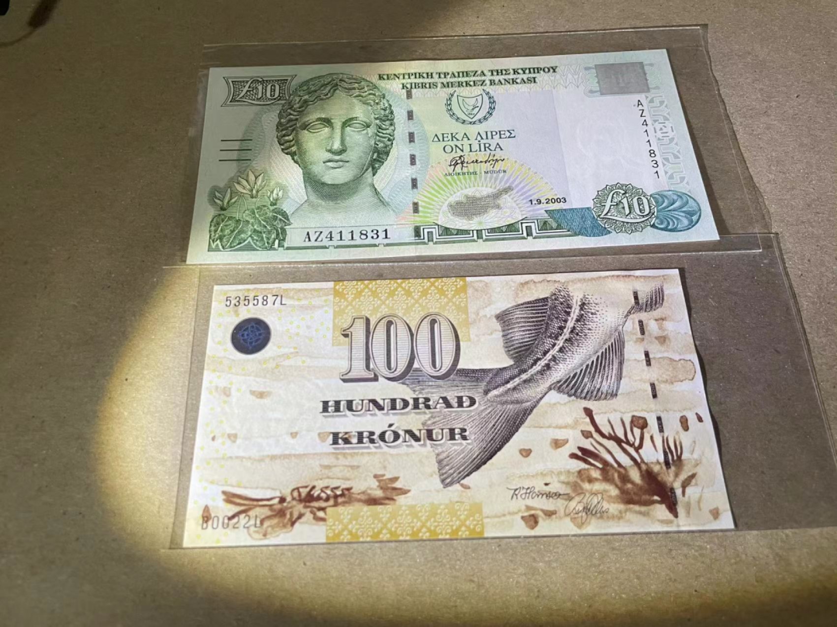 【Blue Auction】✨世界纸币精拍第237期  【一组2张】法罗群岛 100克朗 初版 & 塞浦路斯 2003年10镑 均全新UNC