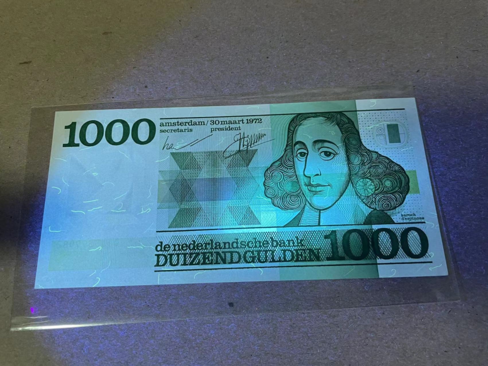 【Blue Auction】✨世界纸币精拍第237期  荷兰 1972年1000盾 斯宾诺莎 UNC （灯下轻微斑&一个角不是很尖）