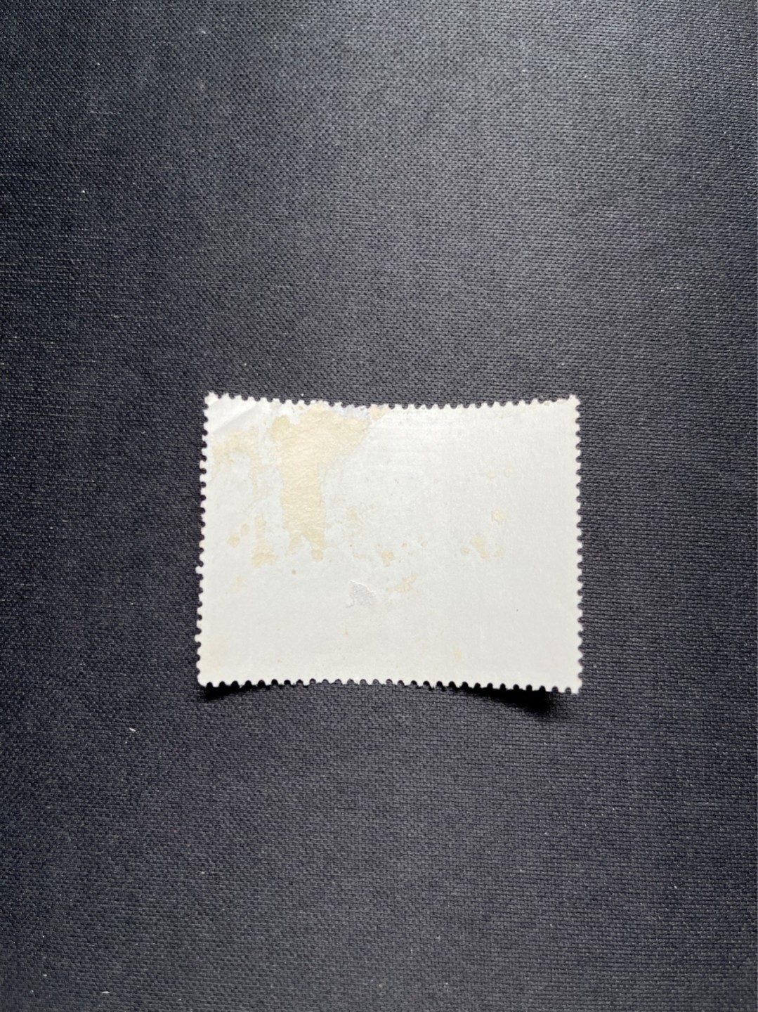 洪涛臻品 精选邮票限时拍卖第五十七期 文5大全之（红灯记）信销票★筋票★无缺角，无褪色，背面轻微揭薄见图，小裂口。如此品相的信销票品相已经非常好了，属于信销票里的上成货。无缺齿，好品相的信销票可遇不可求！！忠爱信销票的老板把握机会！！仅此一枚，终生保真。