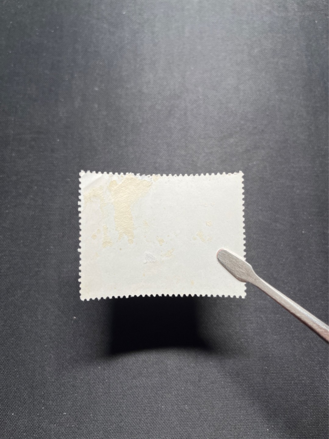 洪涛臻品 精选邮票限时拍卖第五十七期 文5大全之（红灯记）信销票★筋票★无缺角，无褪色，背面轻微揭薄见图，小裂口。如此品相的信销票品相已经非常好了，属于信销票里的上成货。无缺齿，好品相的信销票可遇不可求！！忠爱信销票的老板把握机会！！仅此一枚，终生保真。