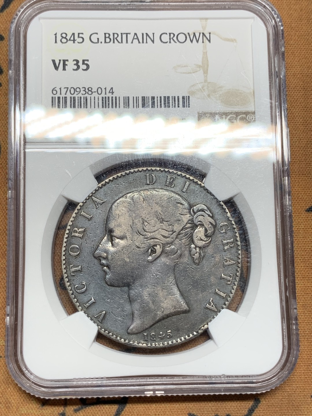 《竞宝斋》第107场-周日，周一 2场连拍（全场包邮） NGC-VF35 英国 1845年 1克朗 小维 银币 黑漆古包浆 除流通痕迹外，无磕碰和硬伤