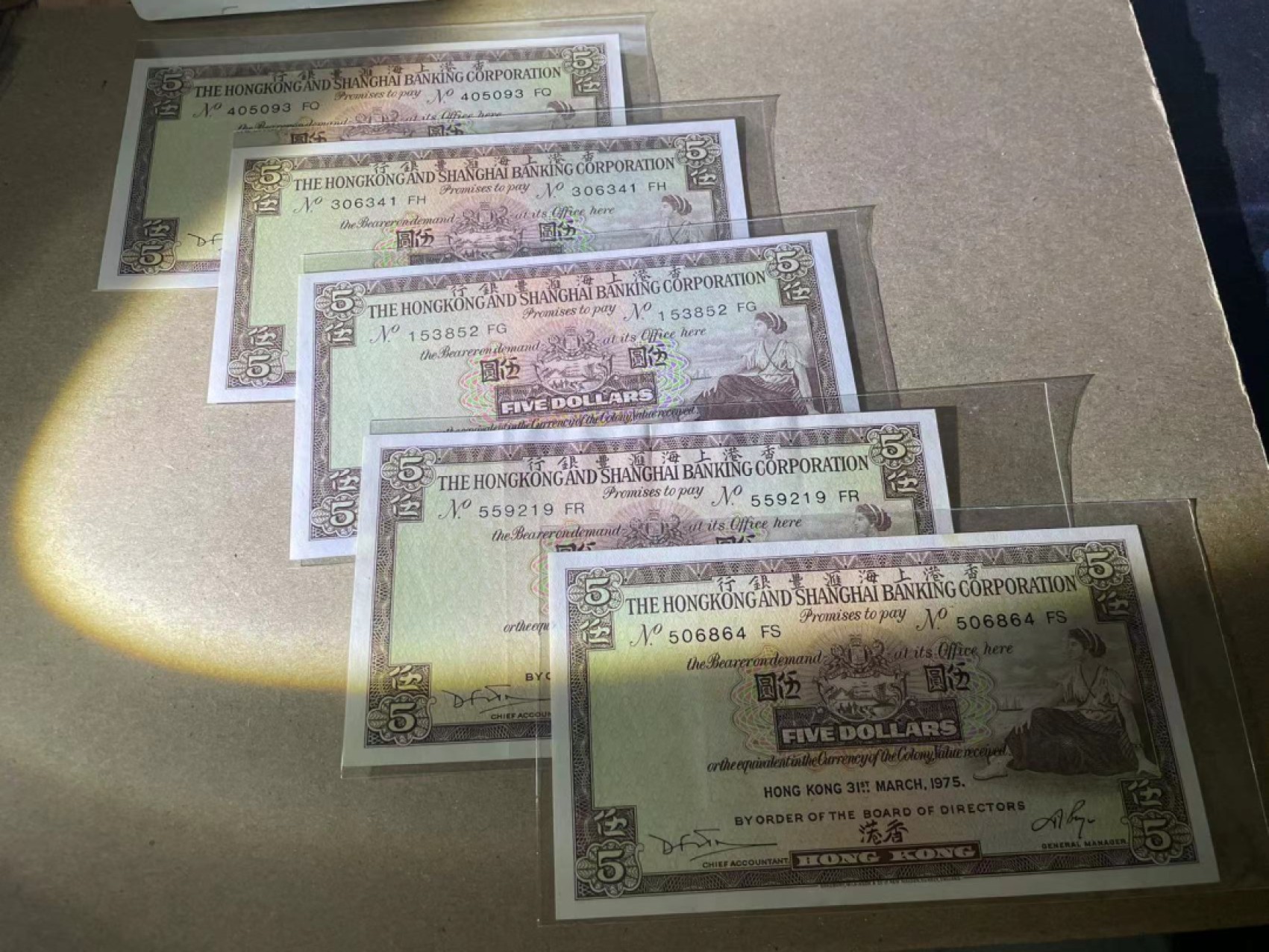 【Blue Auction】✨世界纸币精拍第237期  【一组20张不同冠号 FC,FZ,FY,FM...FP 包含333豹子号】香港 1975年5元 除3张有折和黄外均全新UNC