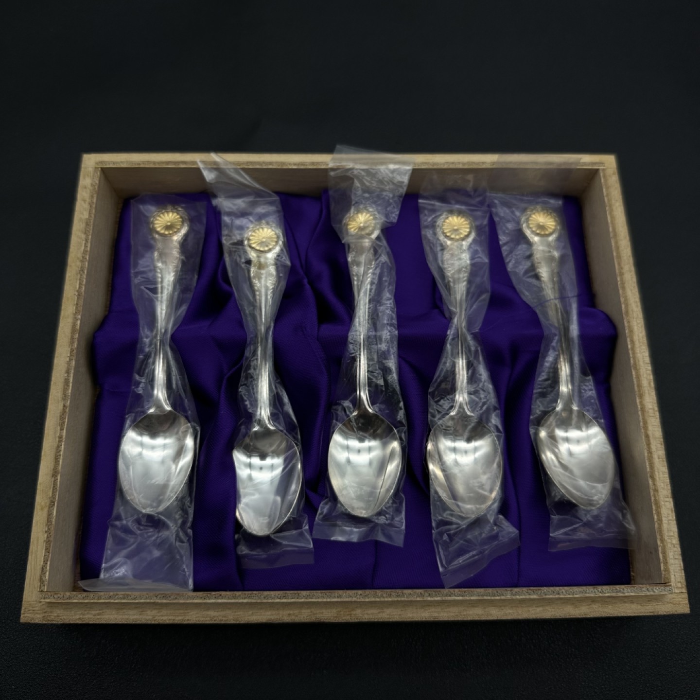 勋章奖章交易所10月22日拍卖 日本褒章随章赐予餐具一套