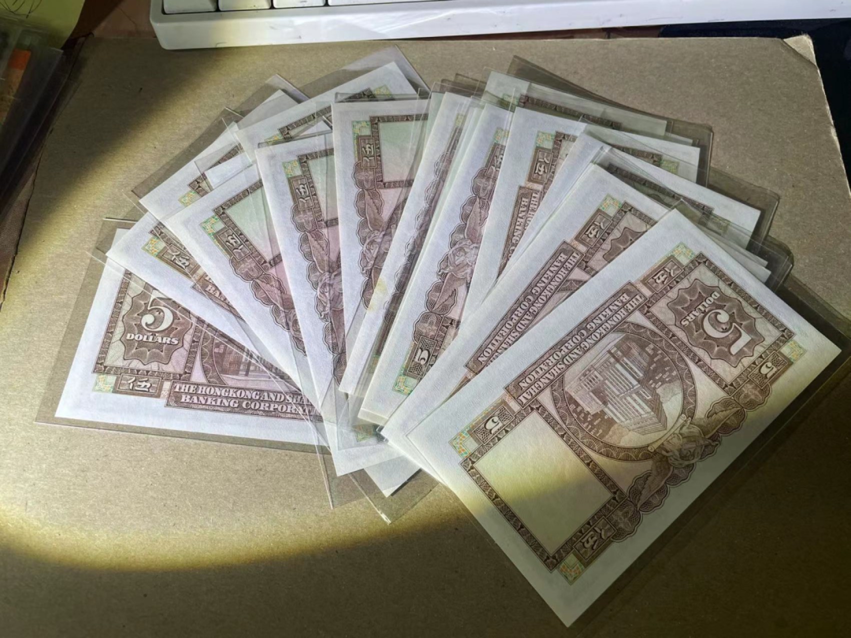 【Blue Auction】✨世界纸币精拍第237期  【一组20张不同冠号 FC,FZ,FY,FM...FP 包含333豹子号】香港 1975年5元 除3张有折和黄外均全新UNC