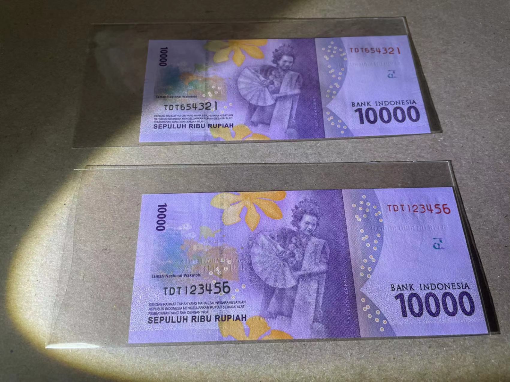 【Blue Auction】✨世界纸币精拍第237期  【一组2张阶梯号】印尼 2016年10000卢比 全新UNC