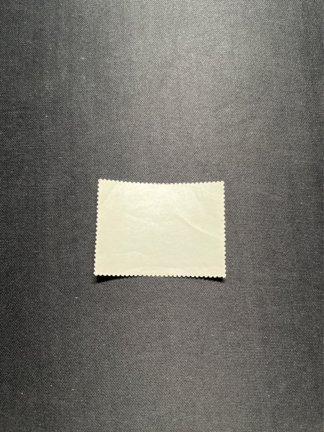 洪涛臻品 精选邮票限时拍卖第五十七期 文5大全之（沙家浜）信销票，无揭薄，无缺角，无褪色，左侧小裂口，如此品相的信销票品相已经非常好了，属于信销票里的上成货。齿孔饱满圆润，无缺齿，好品相的信销票可遇不可求！！忠爱信销票的老板把握机会！！仅此一枚，终生保真。