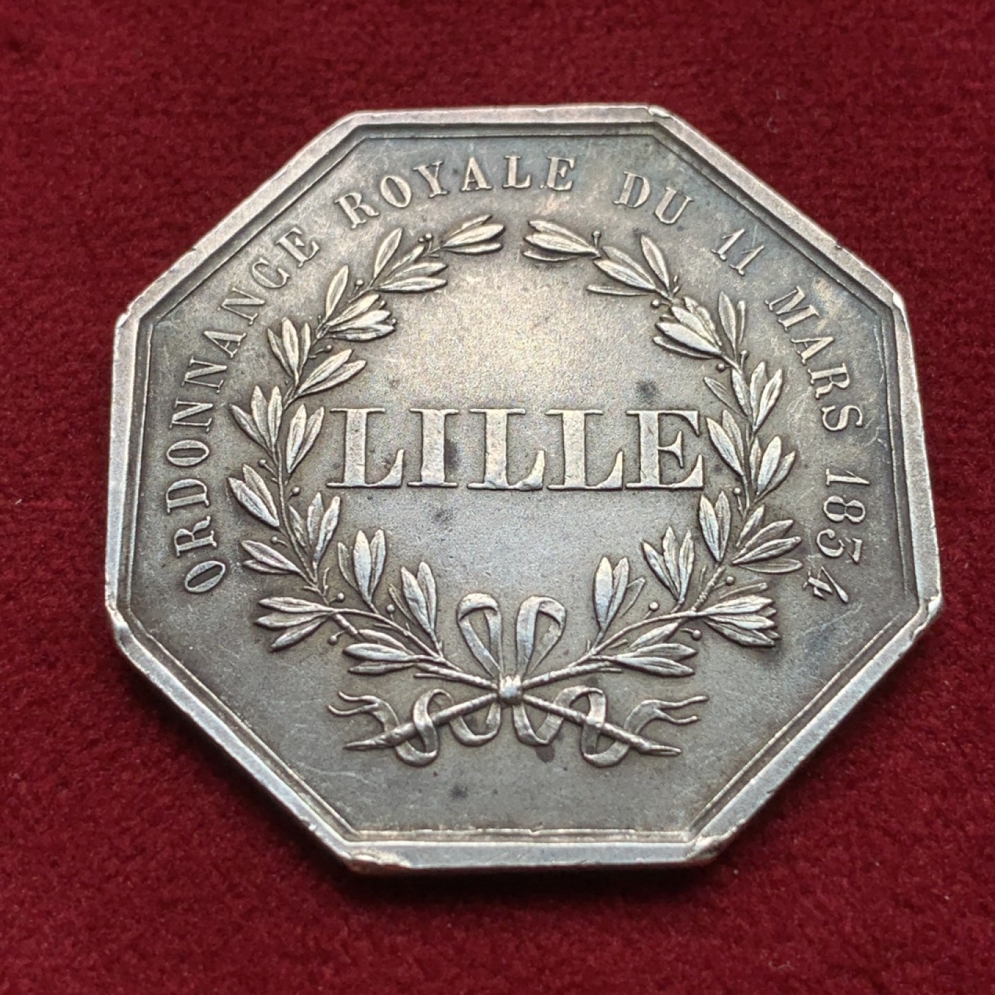 《竞宝斋》第107场-周日，周一 2场连拍（全场包邮） 法国 1834年 鸢尾花纹章大八角银质代币 丰饶角边铭 38.9mm对角直径 19克