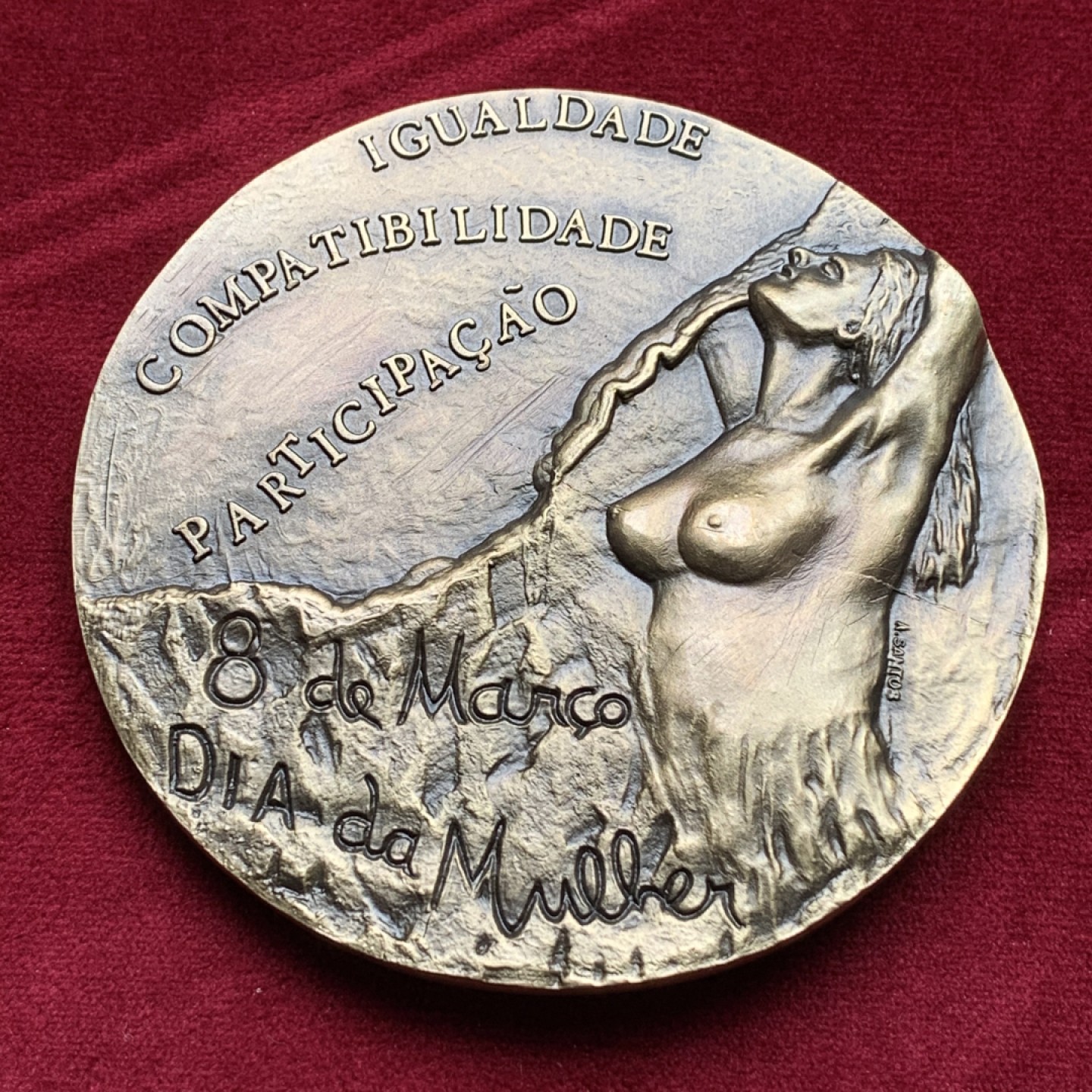 《竞宝斋》第107场-周日，周一 2场连拍（全场包邮） 1975年 葡萄牙 国际妇女年纪念大铜章，283.2克 89mm，高浮雕超大尺寸，厚重压手。女子高举双臂，抬头仰望，极富表现力