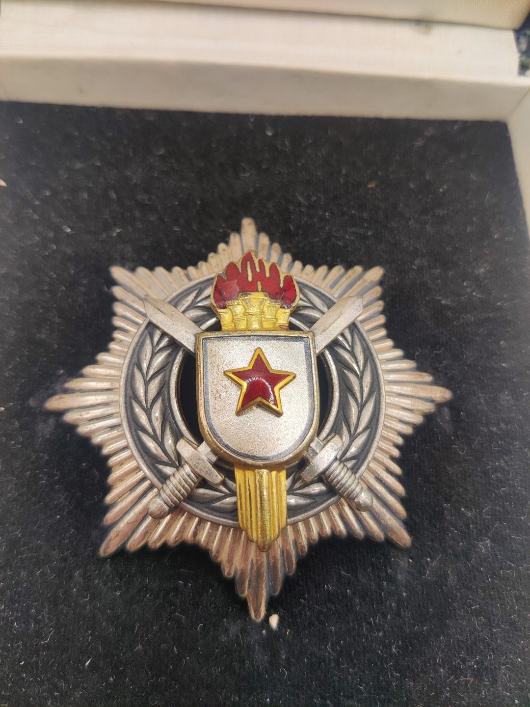 第七期 全场0元起拍 咸鱼国勋章拍卖专场 10月23日（周日）下午6：00开始 南斯拉夫三级军事功勋勋章（早期5火炬版）