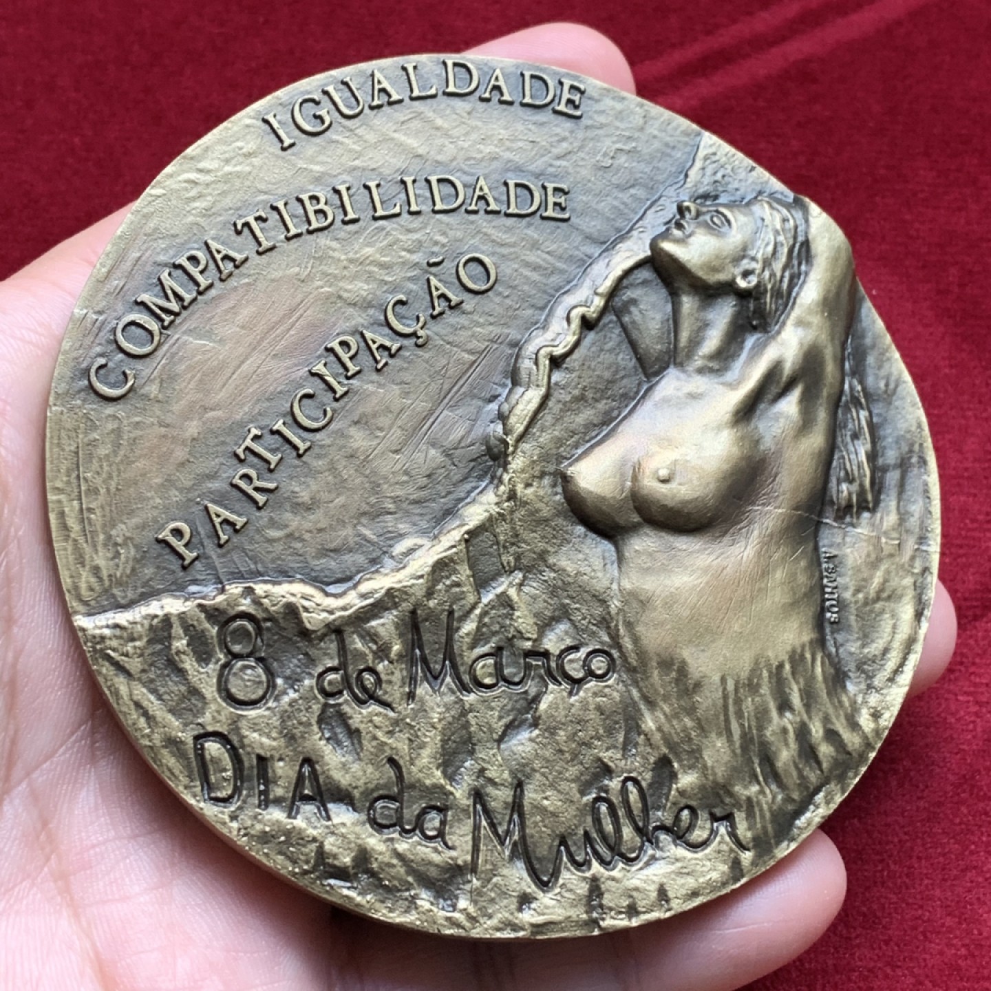 《竞宝斋》第107场-周日，周一 2场连拍（全场包邮） 1975年 葡萄牙 国际妇女年纪念大铜章，283.2克 89mm，高浮雕超大尺寸，厚重压手。女子高举双臂，抬头仰望，极富表现力