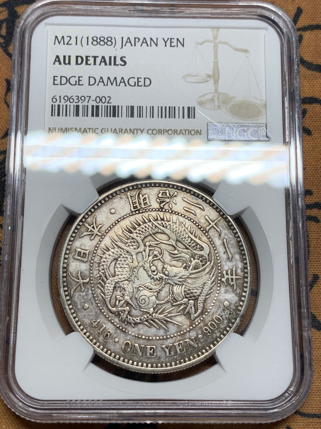 《竞宝斋》第107场-周日，周一 2场连拍（全场包邮） NGC-AU 日本 1888年 明治21年龙洋一元银币 吉祥年份，老包浆，龙鳞清晰可见，NGC判定边齿有伤，但是看了一圈根本没看到磕碰