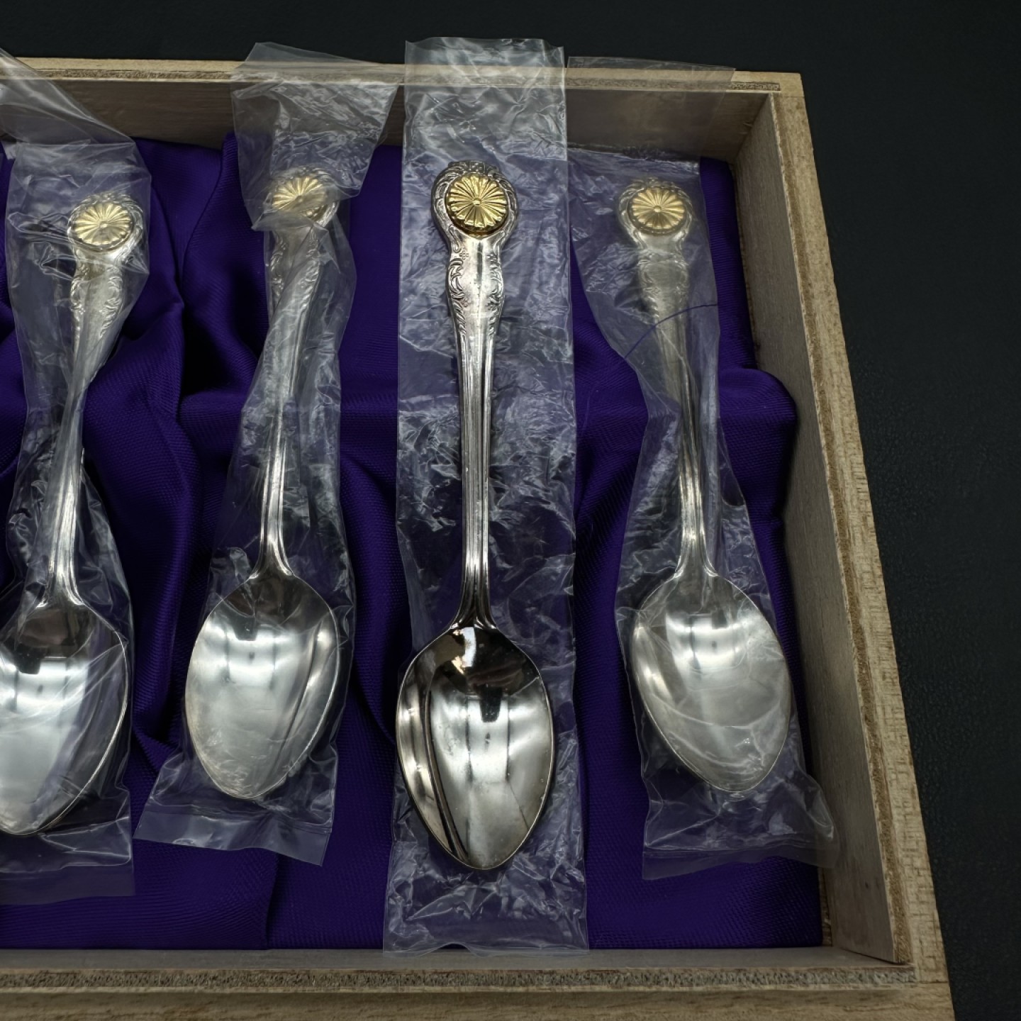 勋章奖章交易所10月22日拍卖 日本褒章随章赐予餐具一套