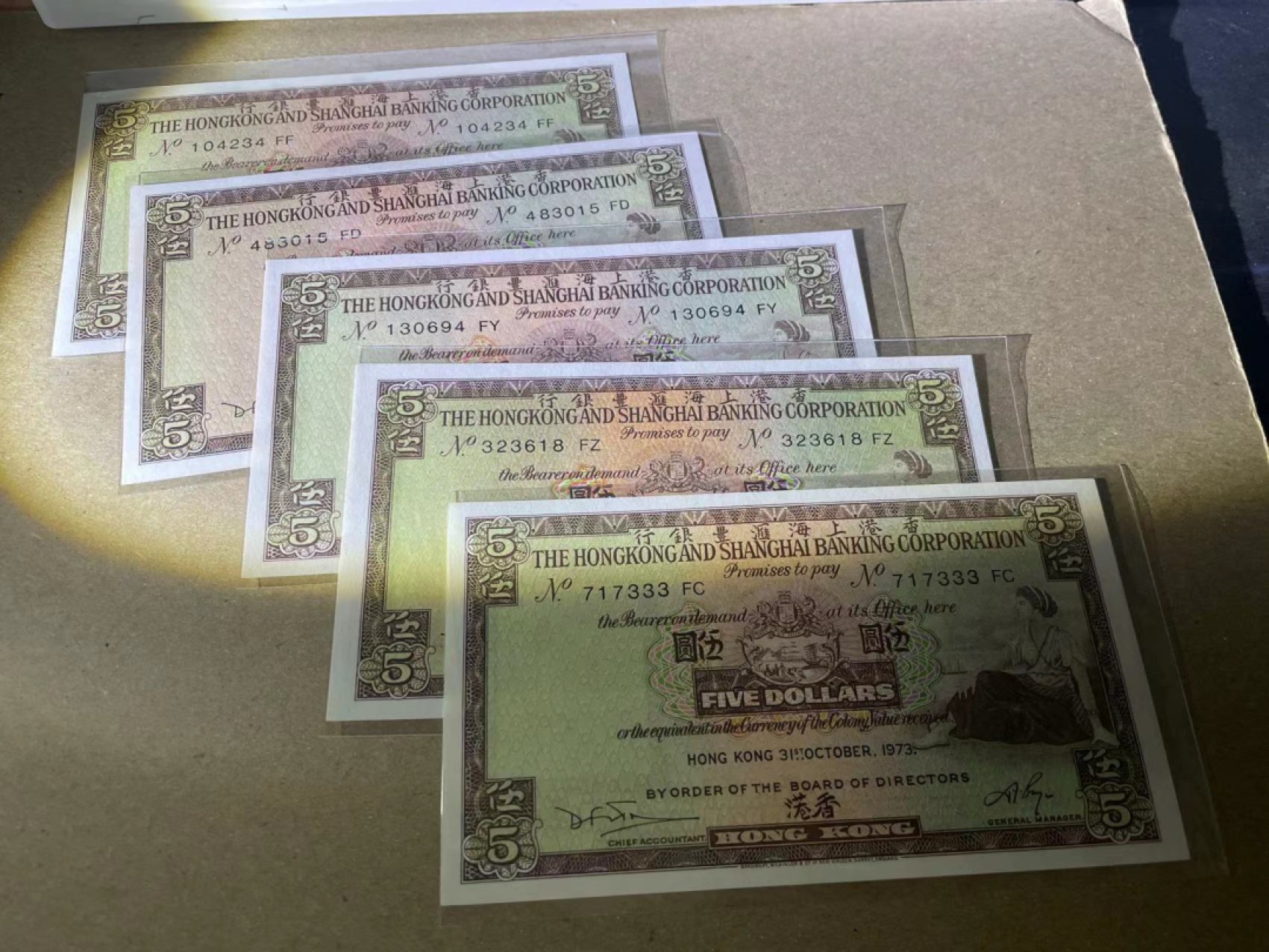 【Blue Auction】✨世界纸币精拍第237期  【一组20张不同冠号 FC,FZ,FY,FM...FP 包含333豹子号】香港 1975年5元 除3张有折和黄外均全新UNC