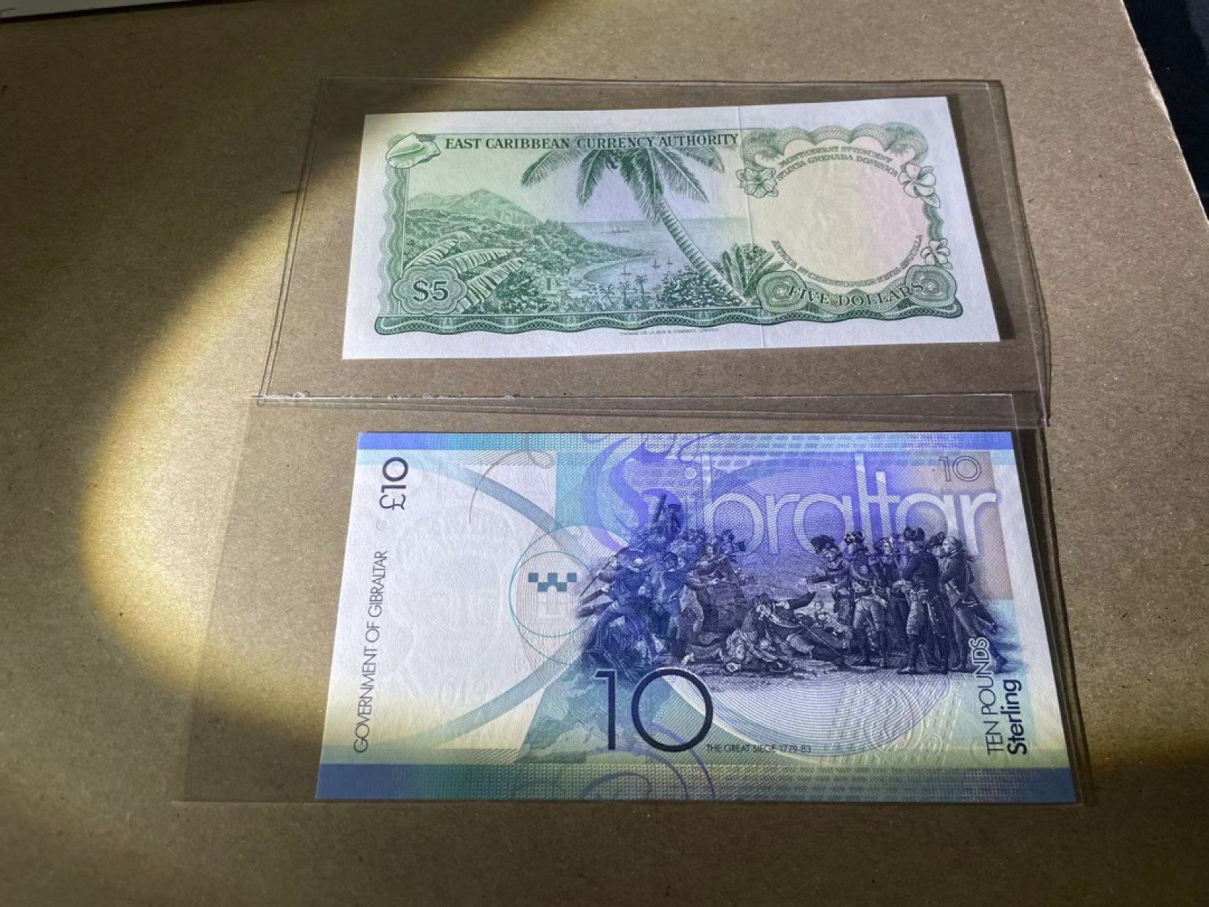 【Blue Auction】✨世界纸币精拍第237期  【一组2张】东加勒比 戎装女王5元&AAA冠直布罗陀10镑 均全新UNC