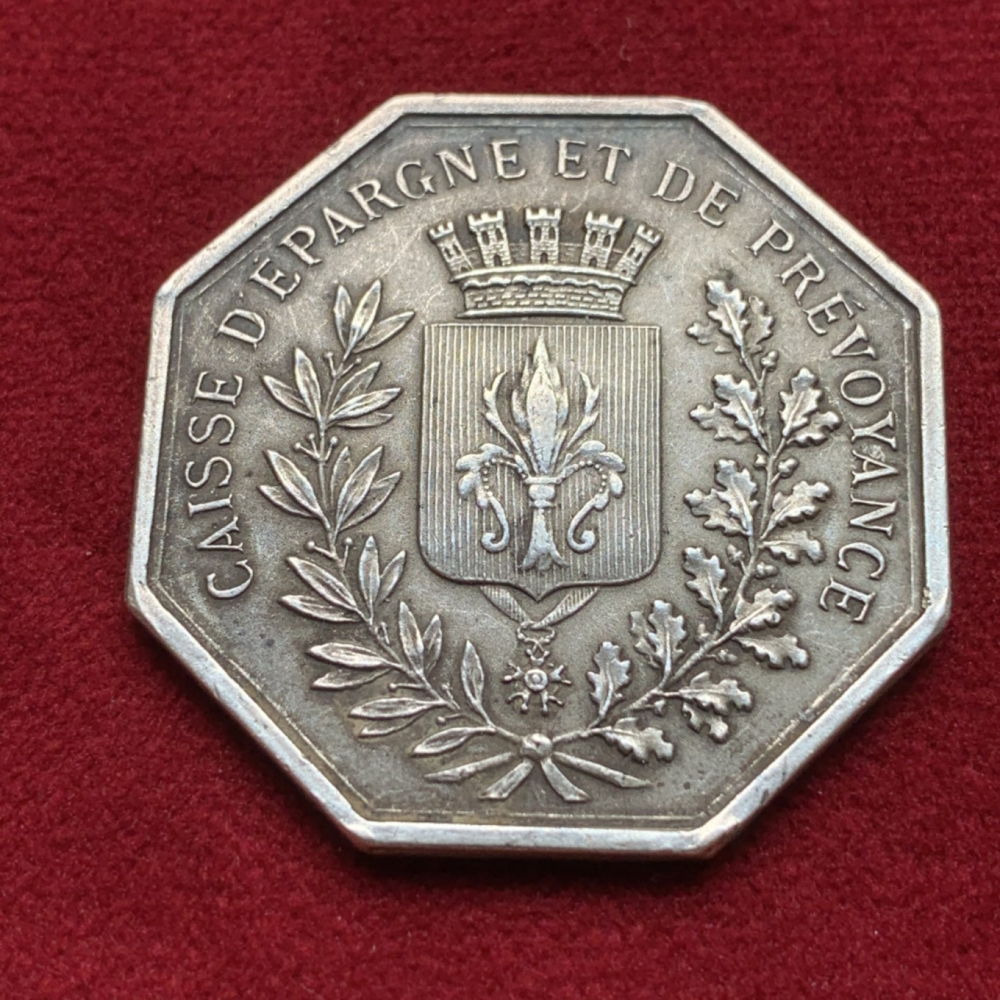 《竞宝斋》第107场-周日，周一 2场连拍（全场包邮） 法国 1834年 鸢尾花纹章大八角银质代币 丰饶角边铭 38.9mm对角直径 19克