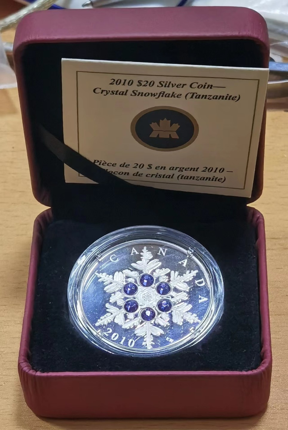 北京马甸外国币专卖微拍第八十七期，外国金银币专场，陆续上新，欢迎关注  2010年加拿大发行雪花镶施华洛世奇紫色水晶精制纪念银币，重31.39克，成色9999。盒证齐全，女皇头像塑料盒子有磨痕，