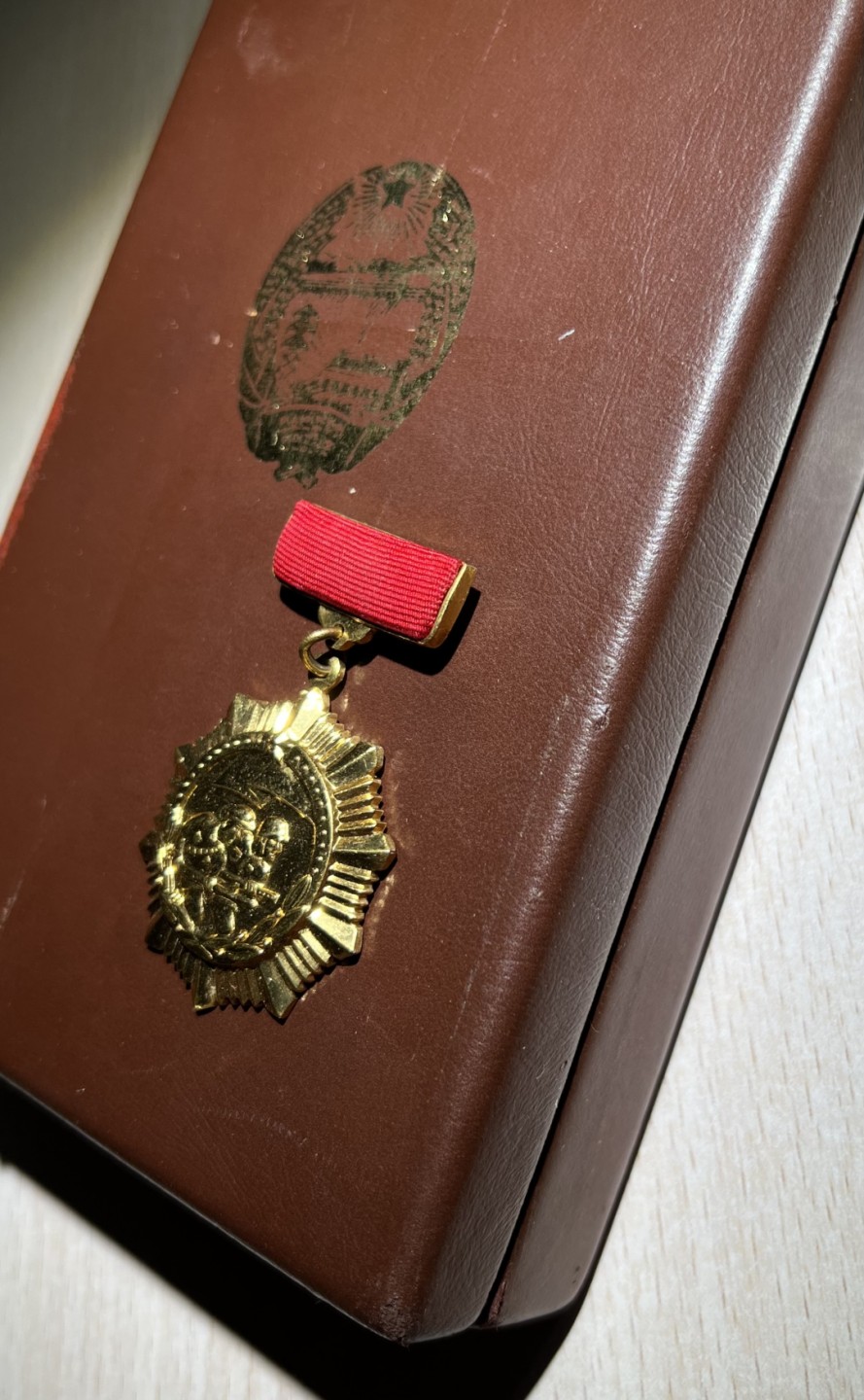 大猫徽章拍卖第205期 朝鲜祖国解放40周年纪念奖章 原盒 颁发存量极少 