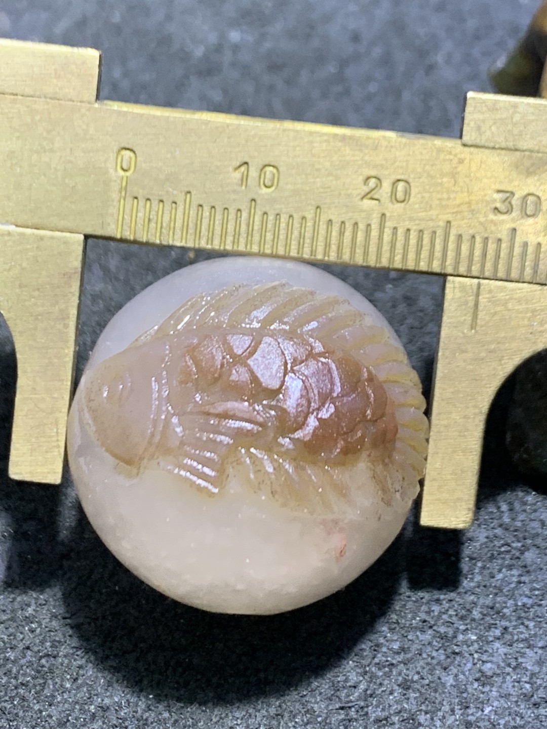 精美冰飘亚光战国红玛瑙巧雕龙鱼荷叶圆珠一个，寓意，莲年有鱼