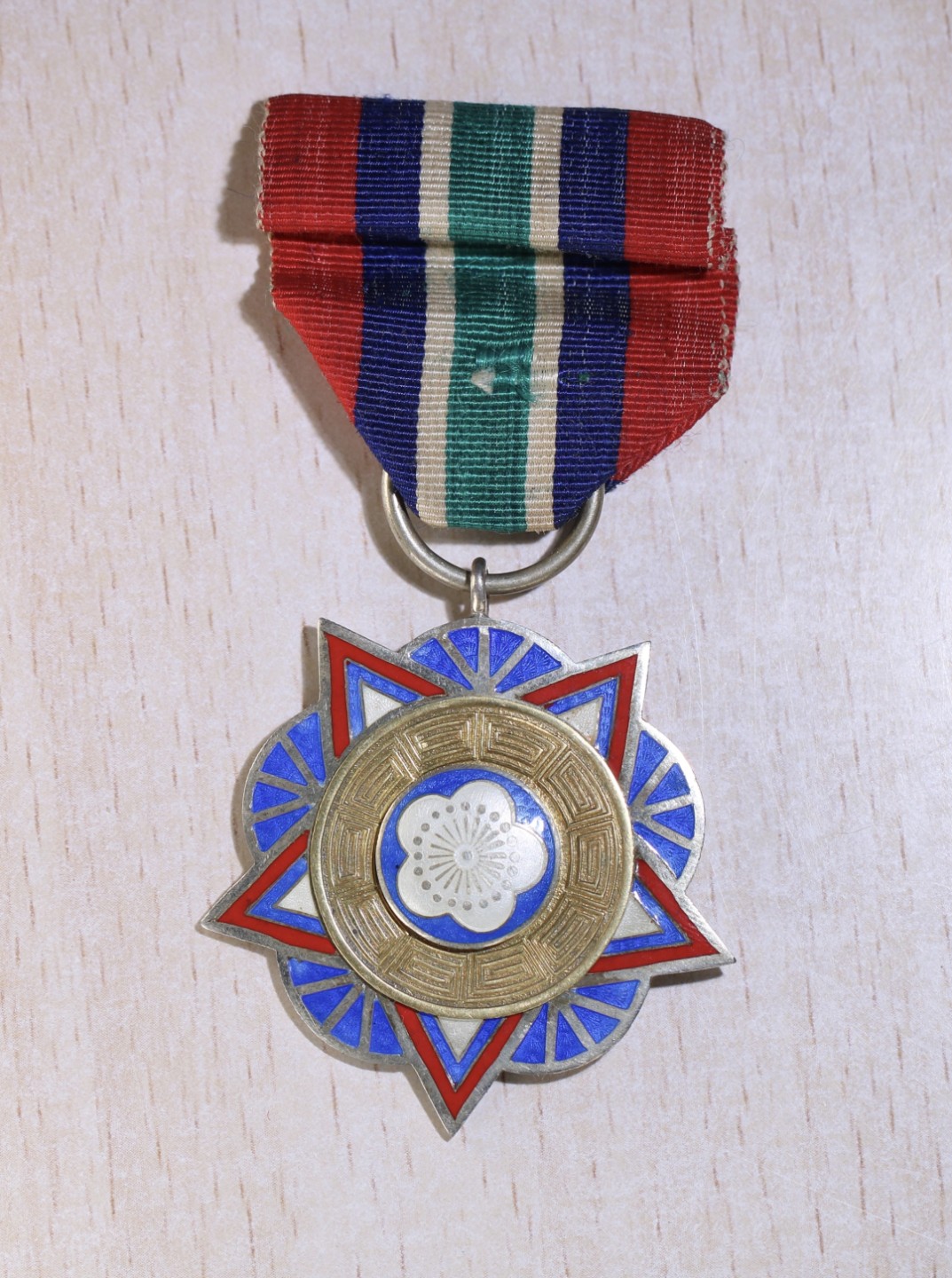 大猫徽章拍卖第205期 民国 大陆版 陆海空军奖章 银质珐琅全品。绶带配晚期