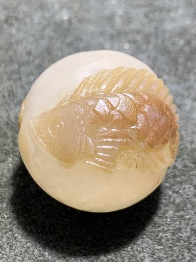 精美冰飘亚光战国红玛瑙巧雕龙鱼荷叶圆珠一个，寓意，莲年有鱼 - 精美冰飘亚光战国红玛瑙巧雕龙鱼荷叶圆珠一个，寓意，莲年有鱼