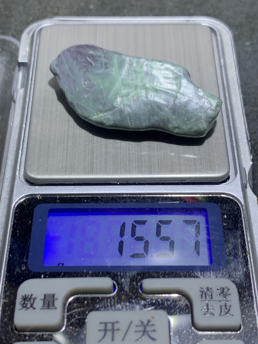 精美阿拉善戈壁绿碧玉原石一颗，