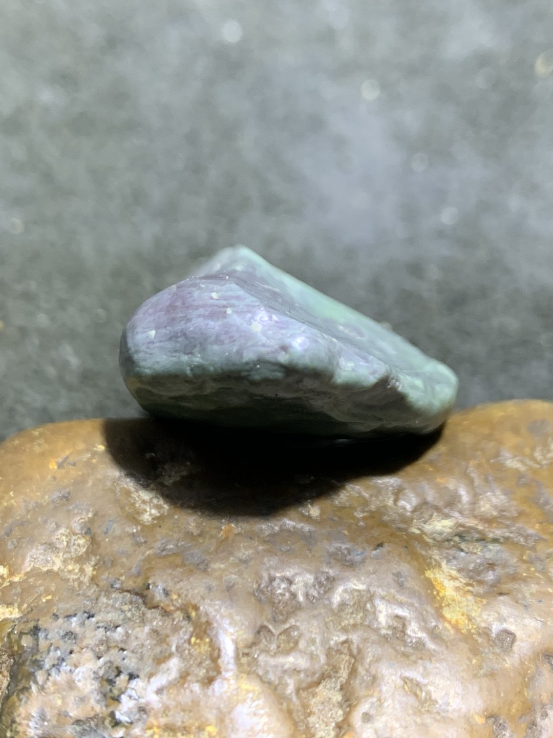 精美阿拉善戈壁绿碧玉原石一颗，