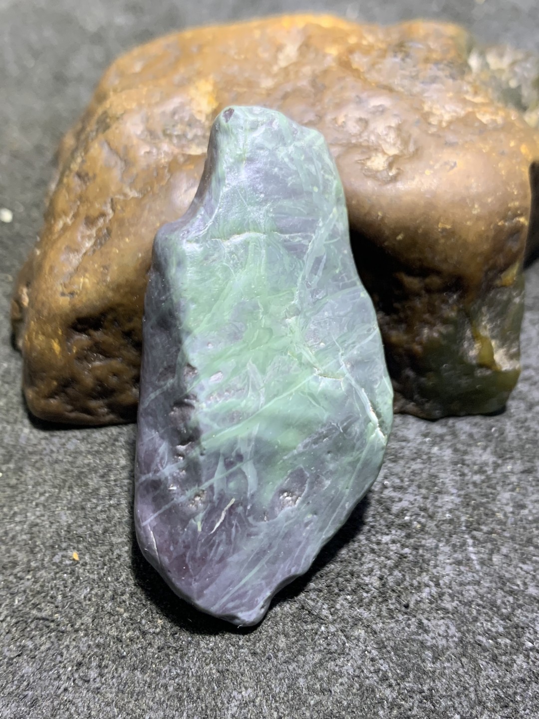 精美阿拉善戈壁绿碧玉原石一颗，