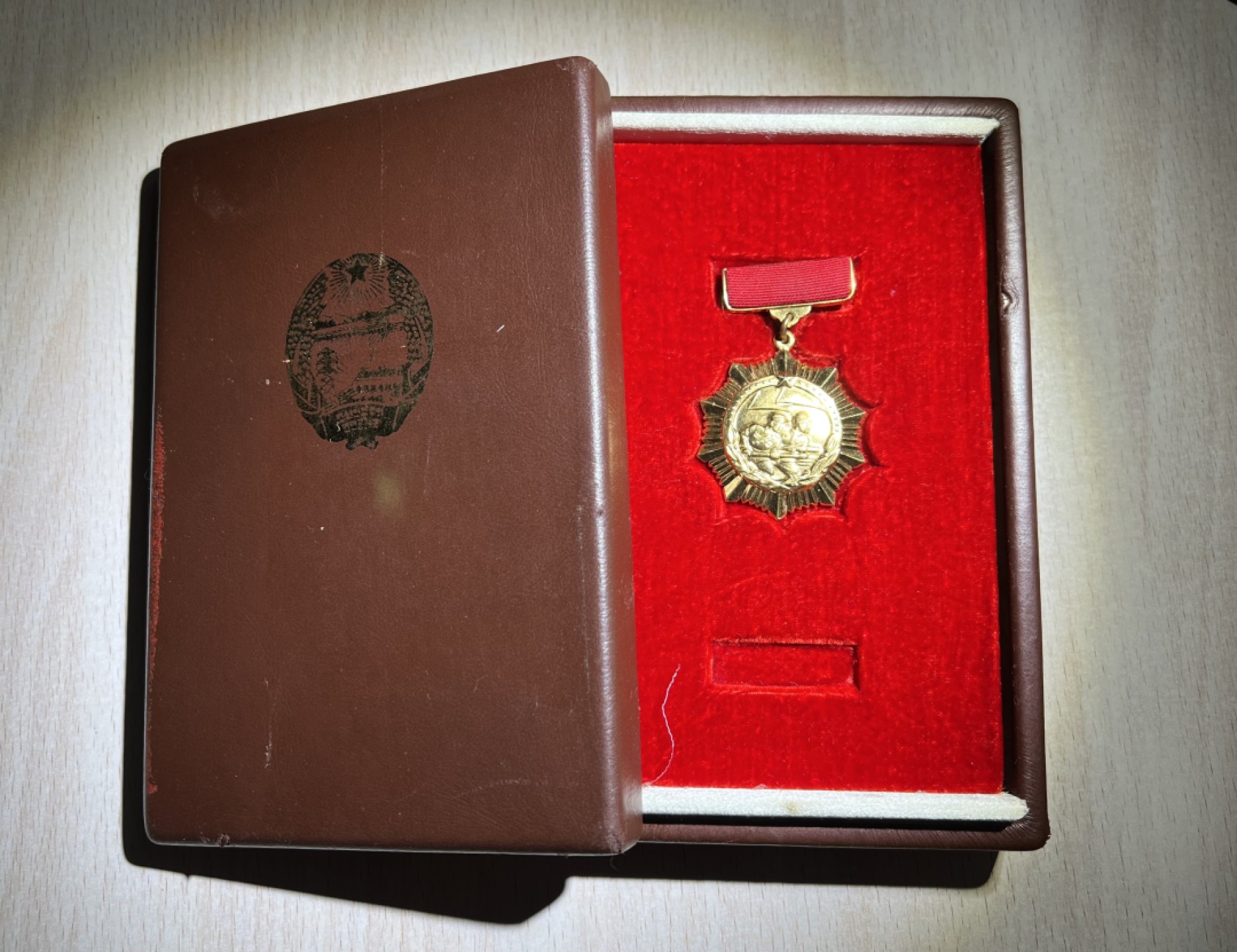 大猫徽章拍卖第205期 朝鲜祖国解放40周年纪念奖章 原盒 颁发存量极少 