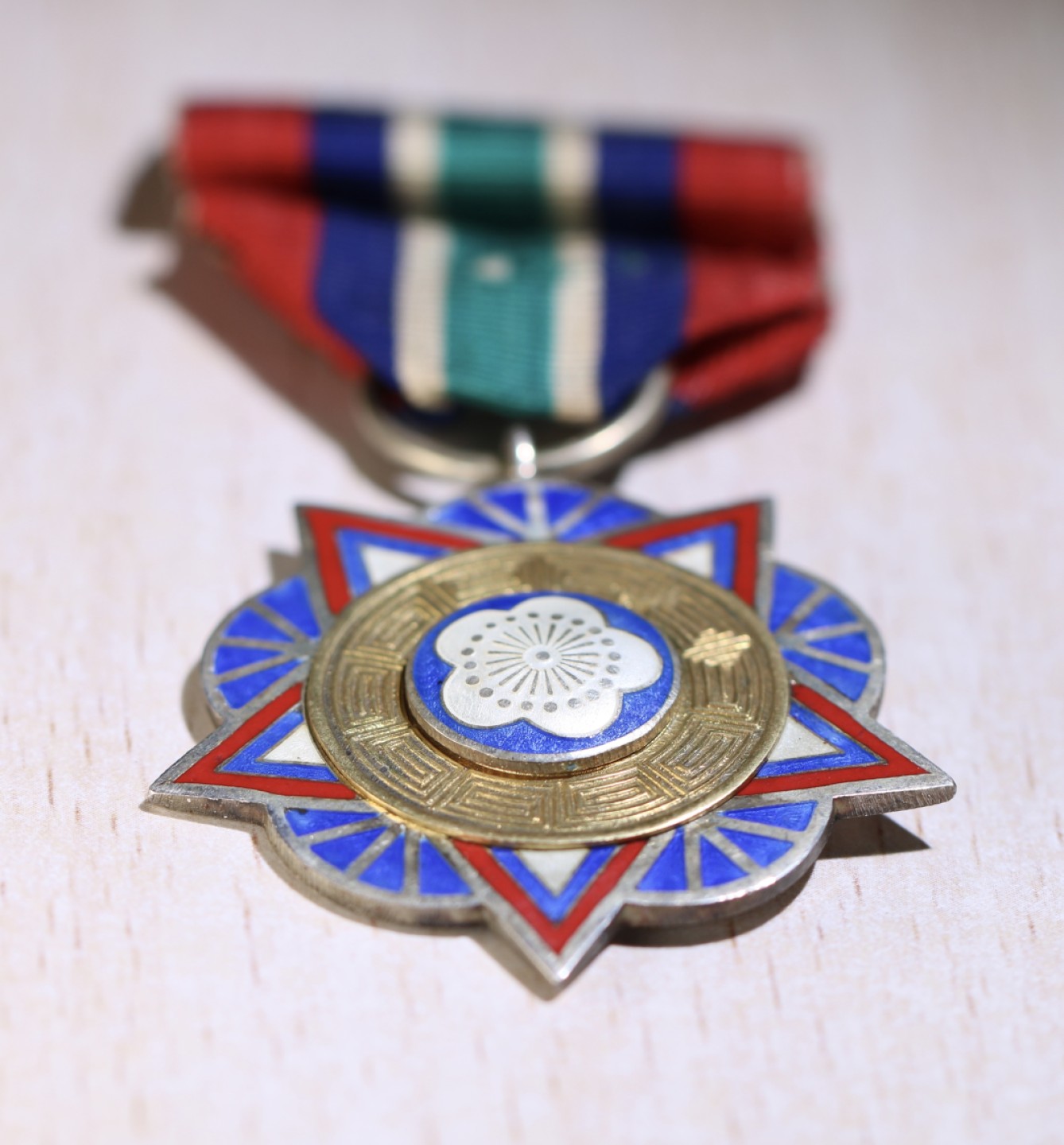 大猫徽章拍卖第205期 民国 大陆版 陆海空军奖章 银质珐琅全品。绶带配晚期