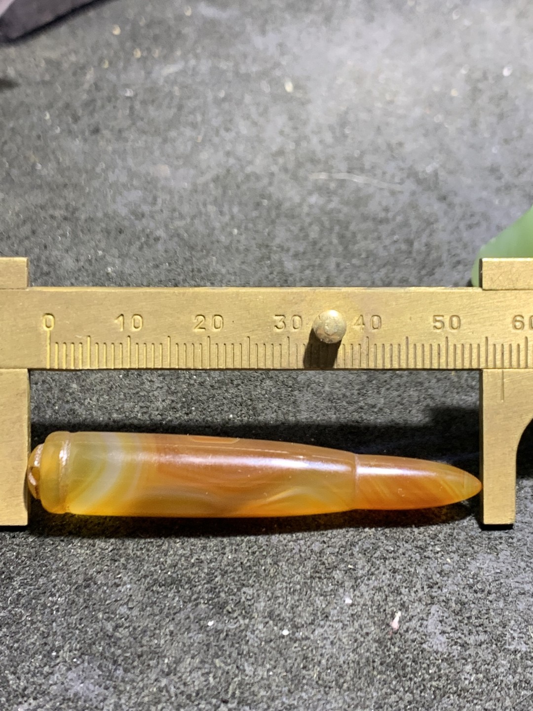 精美缠丝玛瑙雕刻子弹头吊坠一个，