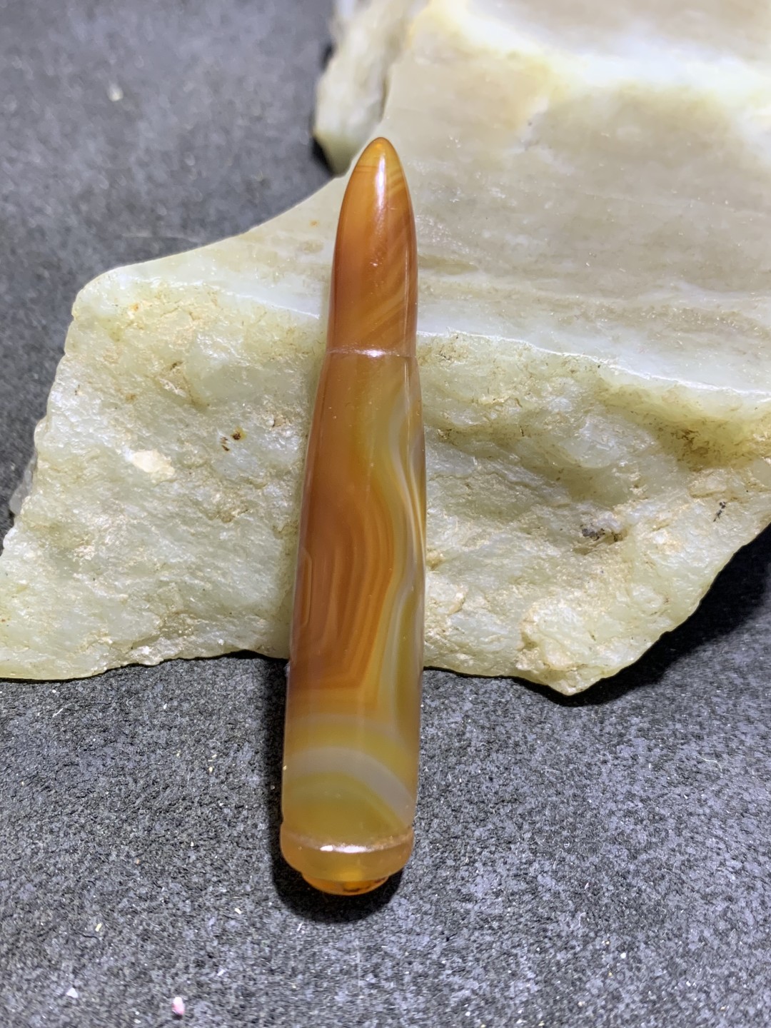 精美缠丝玛瑙雕刻子弹头吊坠一个，