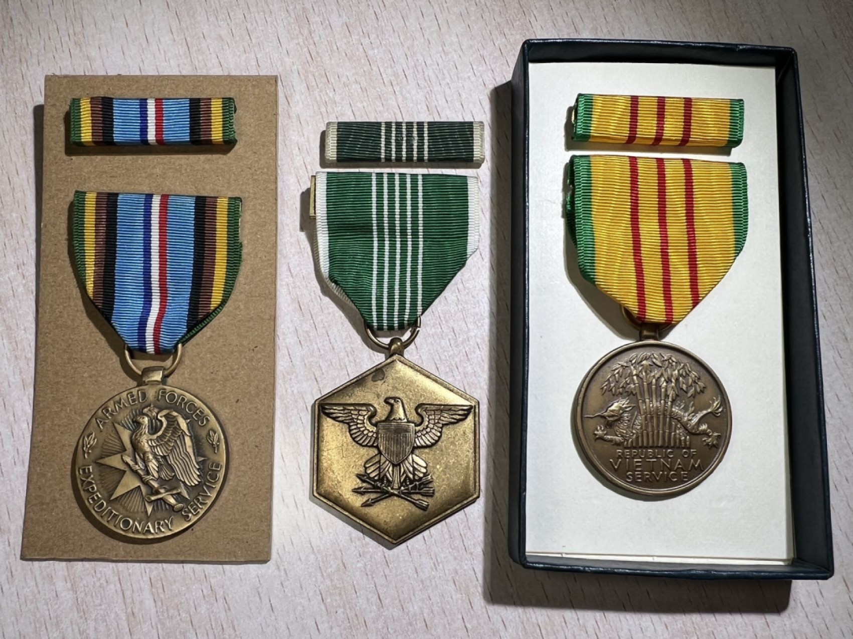 大猫徽章拍卖第205期 美国🇺🇸军版奖章一组2⃣️ 美国武装部队远征奖章，陆军嘉奖奖章，美国越南战争奖章