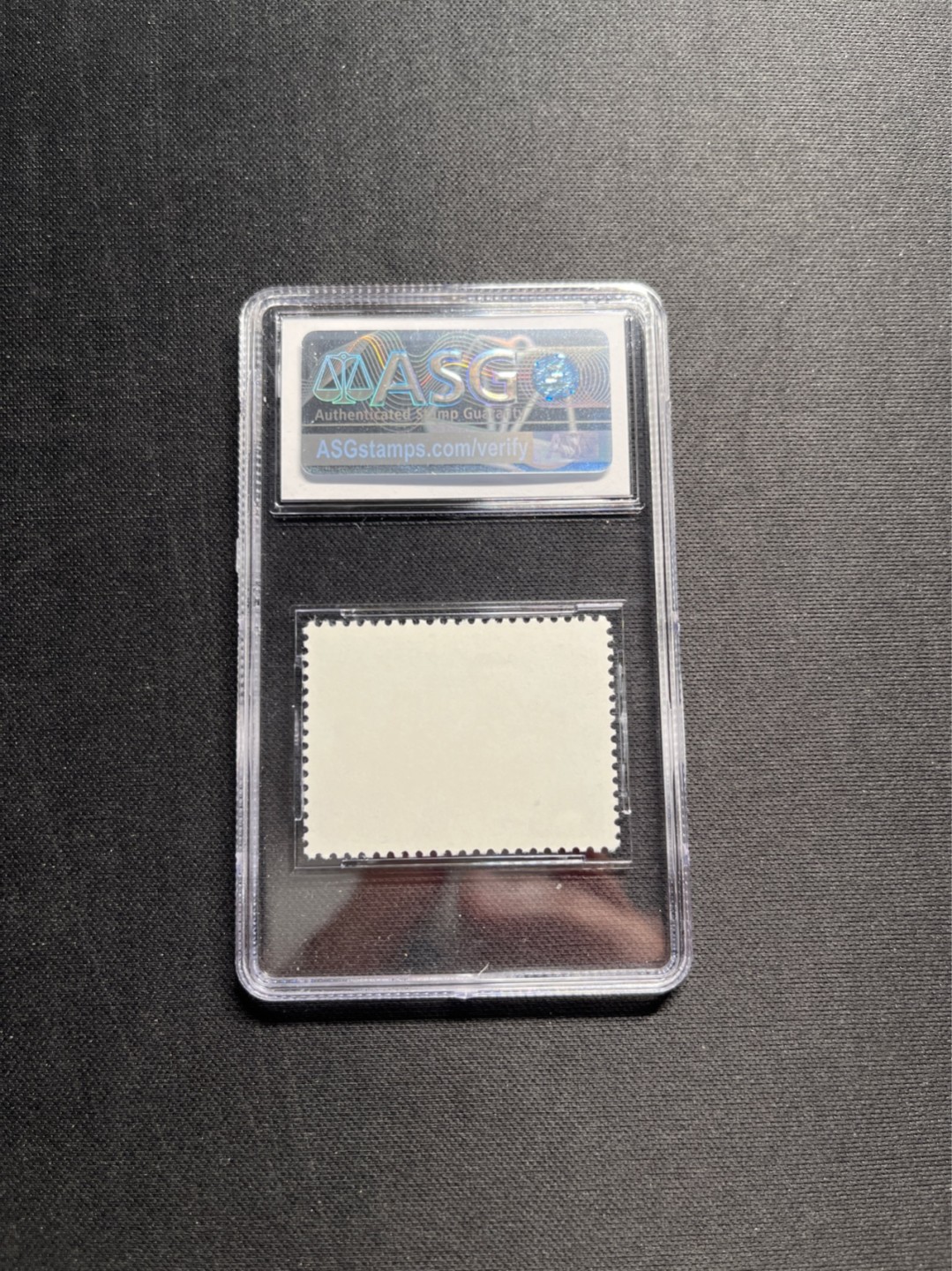 洪涛臻品 精选邮票限时拍卖第五十八期 文17知青4分★漏纽扣★ ASG95冠军分OG ，文革两大变体票，一是文18漏刺刀，二是文17漏纽扣。版撕精品送评，票全品无瑕疵，85分超高性价比。变体票存世量少，潜力巨大，喜欢不要错过，目前ASG评级处于初级阶段，注意趁早下手囤精品货，未来一定有意想不到的收获，(最后一图是漏纽扣变体对比图)